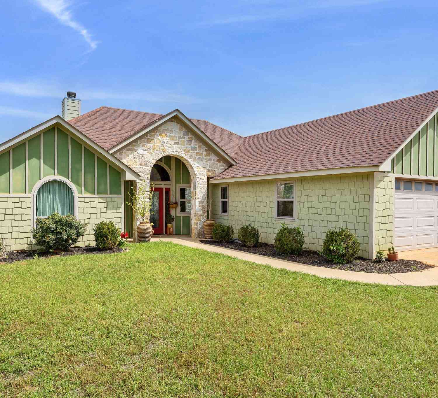 Homes For Sale - 565 County Road 182 E<br/> Overton, TX 75684