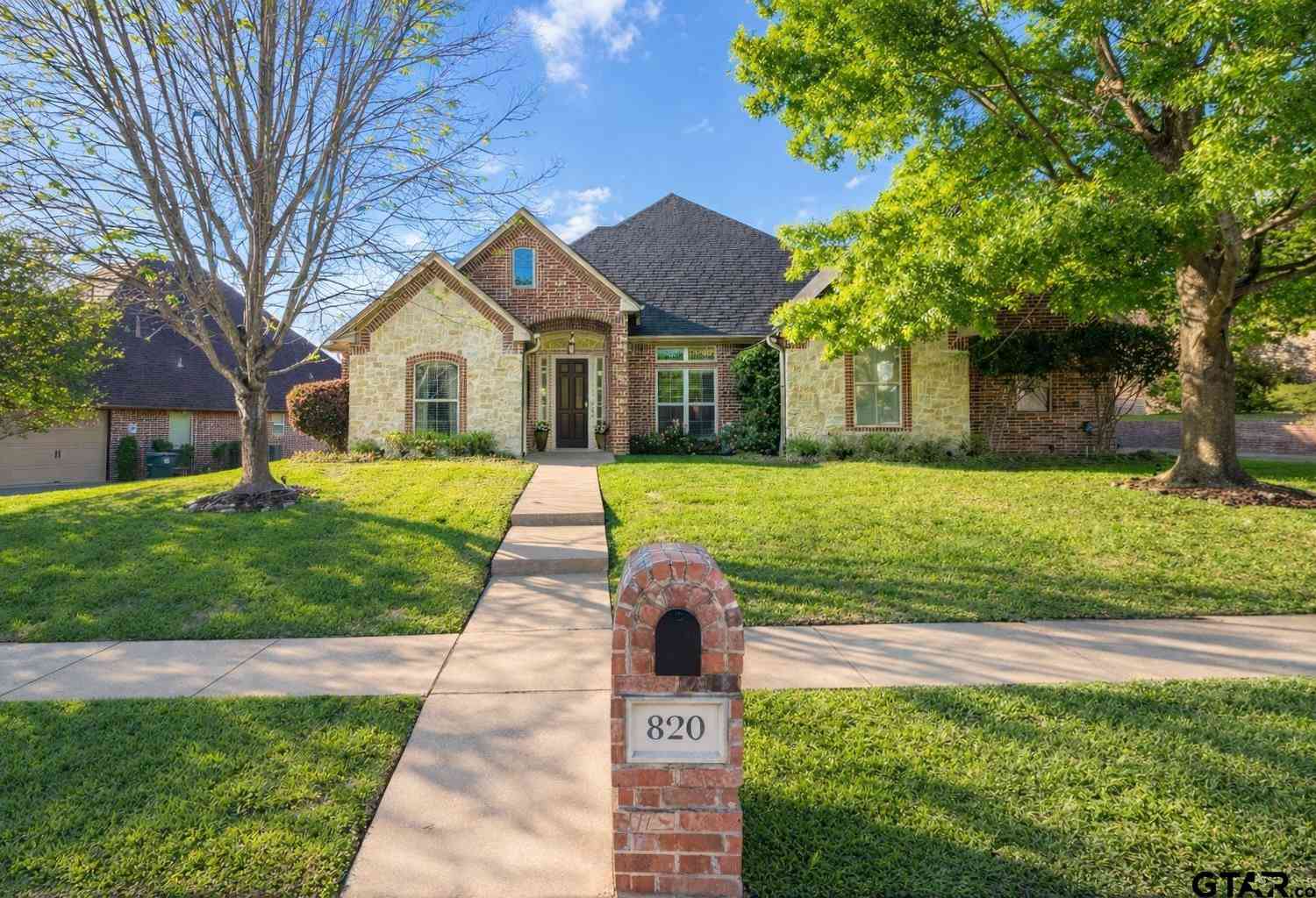 Homes For Sale - 820 Cambridge Bend<br/> Tyler, TX 75703