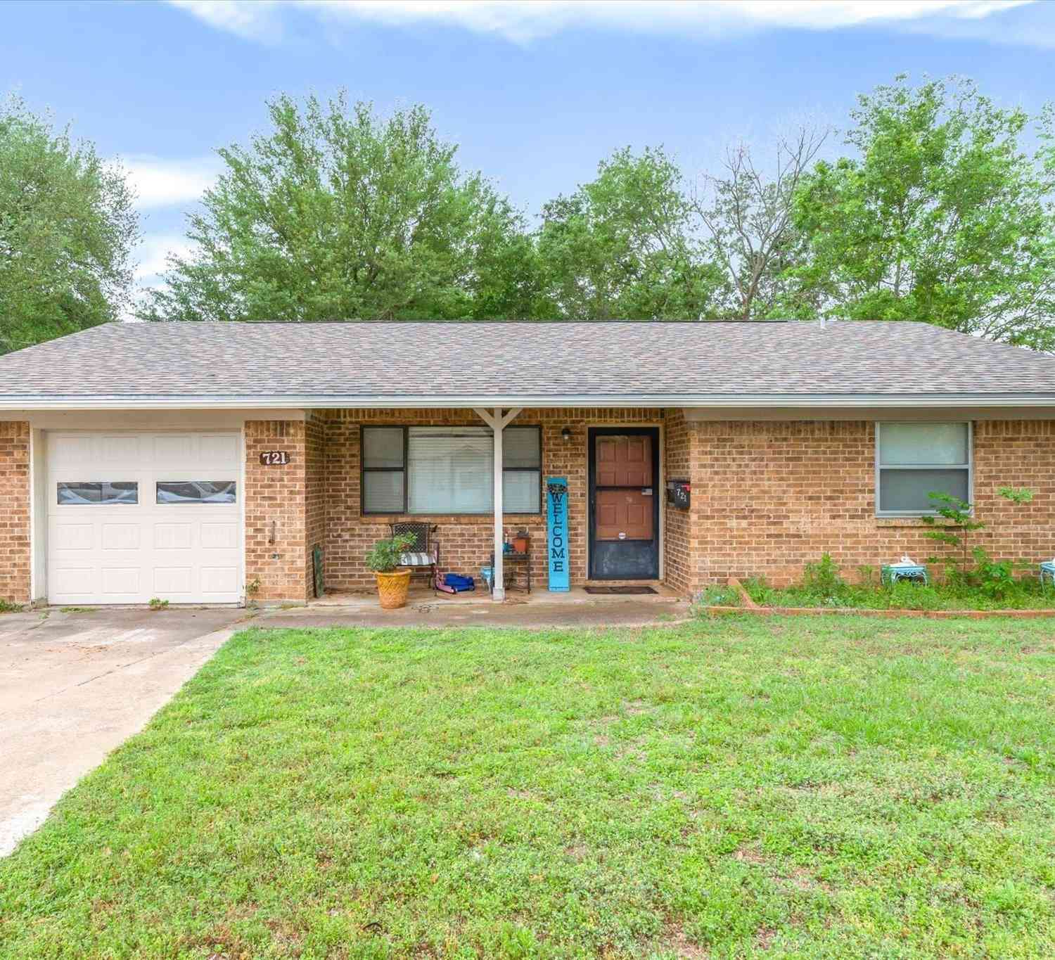 Homes For Sale - 721 Water Crest Circle<br/> Canton, TX 75103