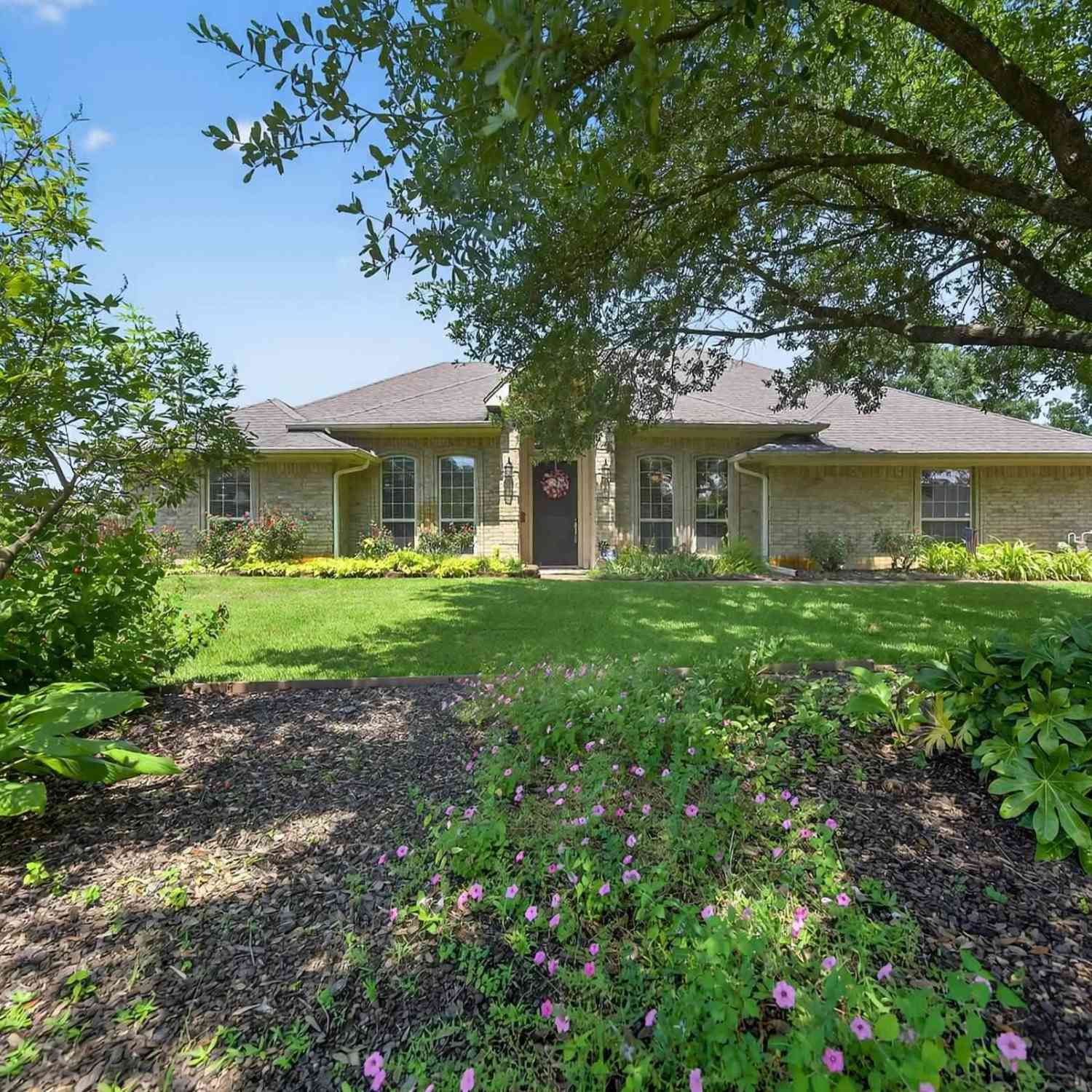 Homes For Sale - 201 Glenda Street<br/> Whitehouse, TX 75791