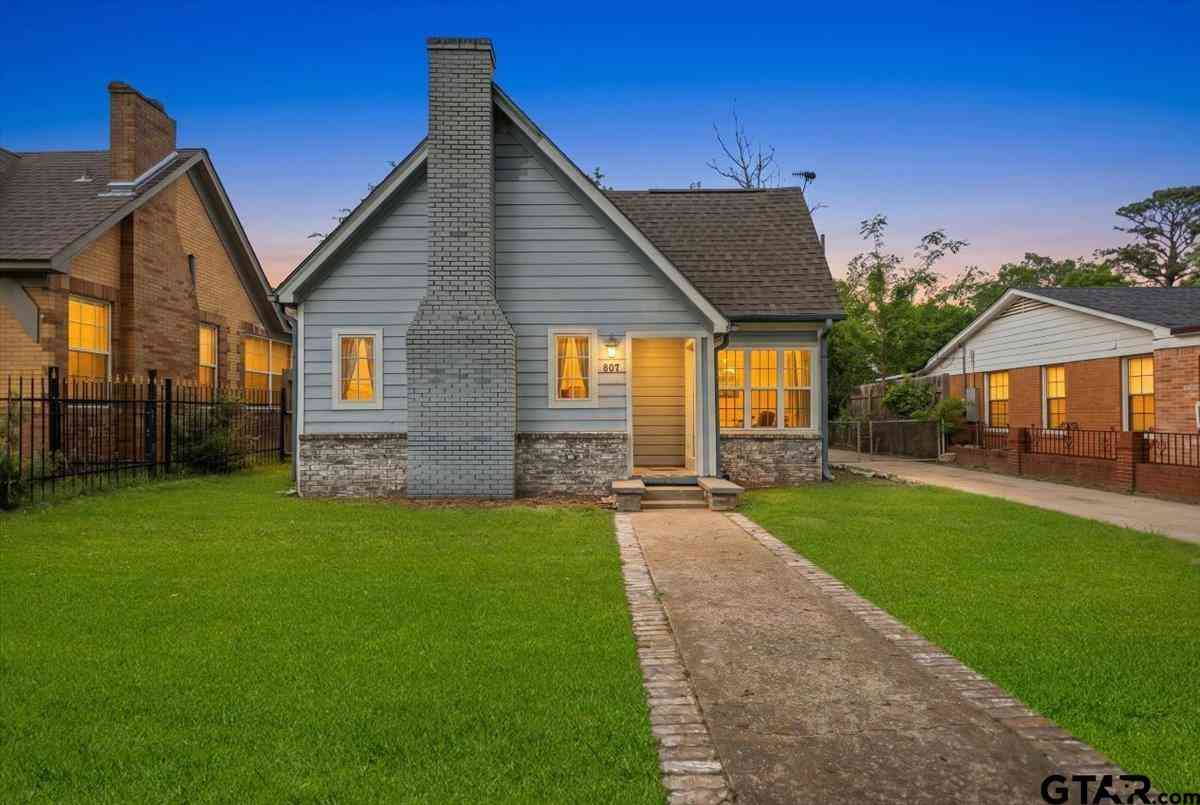Homes For Sale - 917 W Shaw St<br/> Tyler, TX 75701