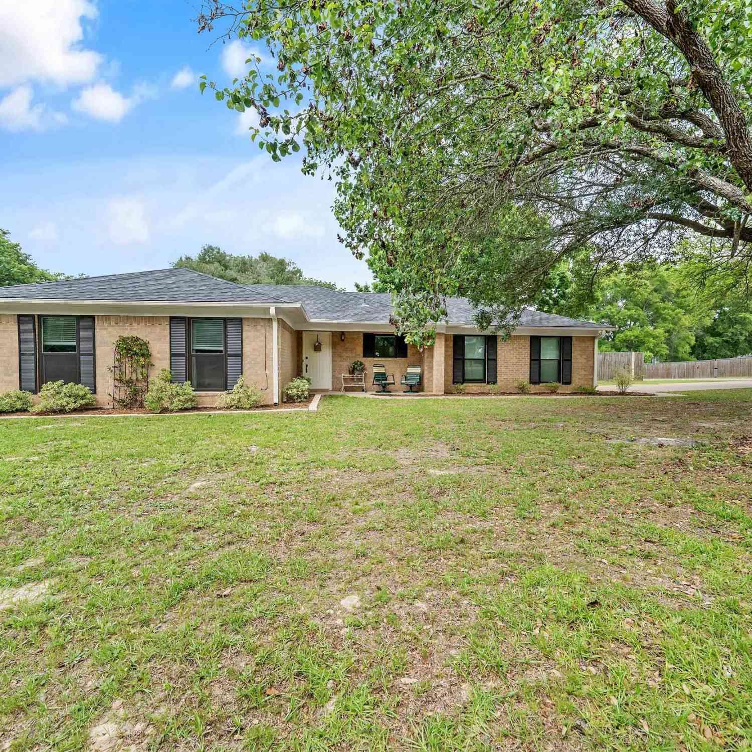 Homes For Sale - 300 Windridge Dr<br/> Whitehouse, TX 75791