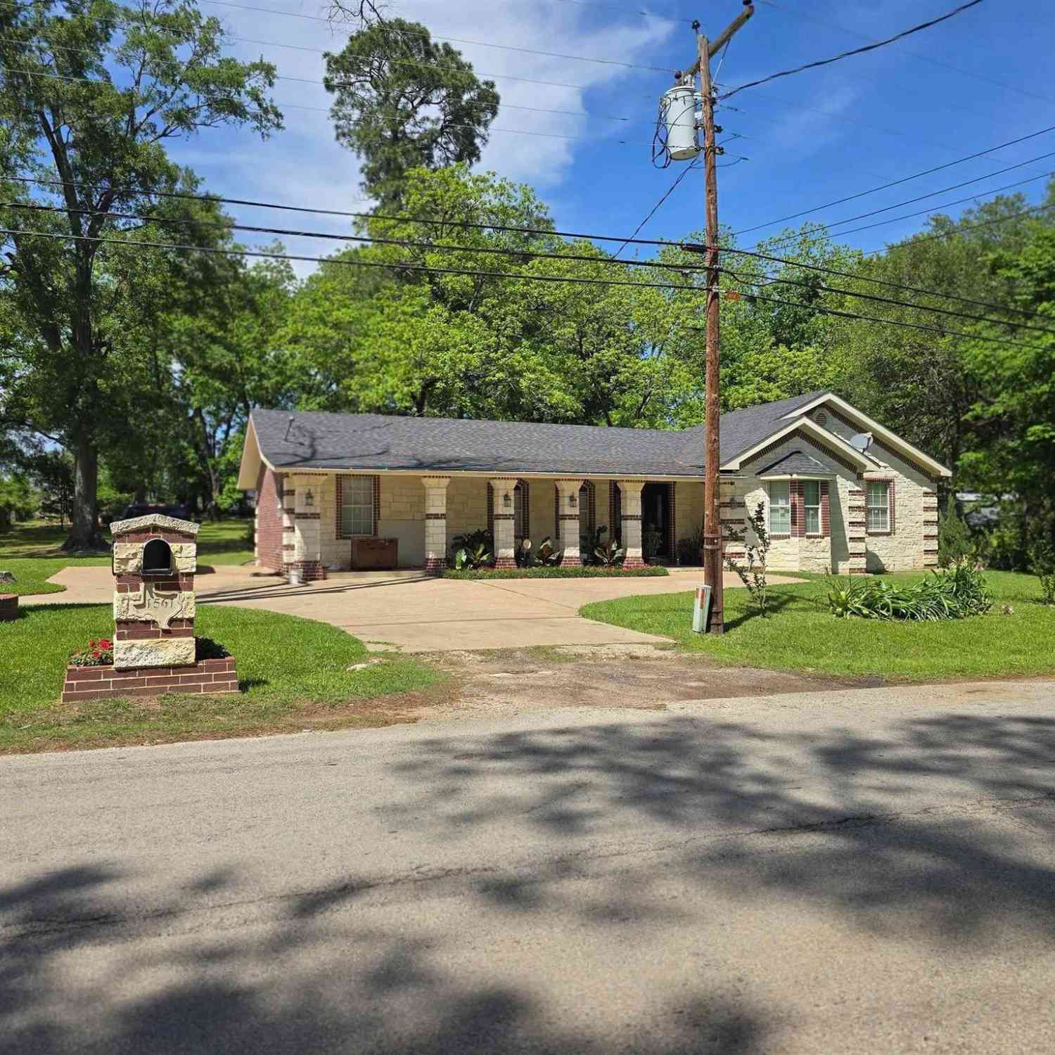 Homes For Sale - 1561 Montgomery Gdns<br/> Tyler, TX 75708
