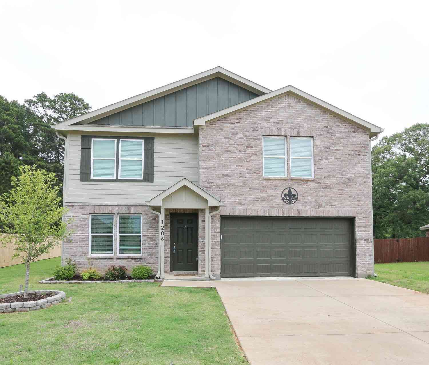 Homes For Sale - 1206 River Oaks Lane<br/> Chandler, TX 75758