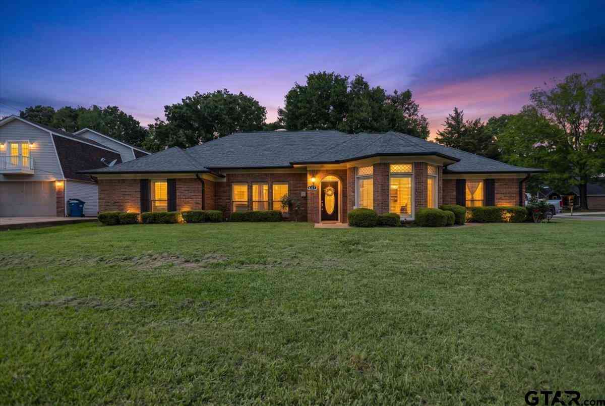 Homes For Sale - 607 Charmwood<br/> Chandler, TX 75758