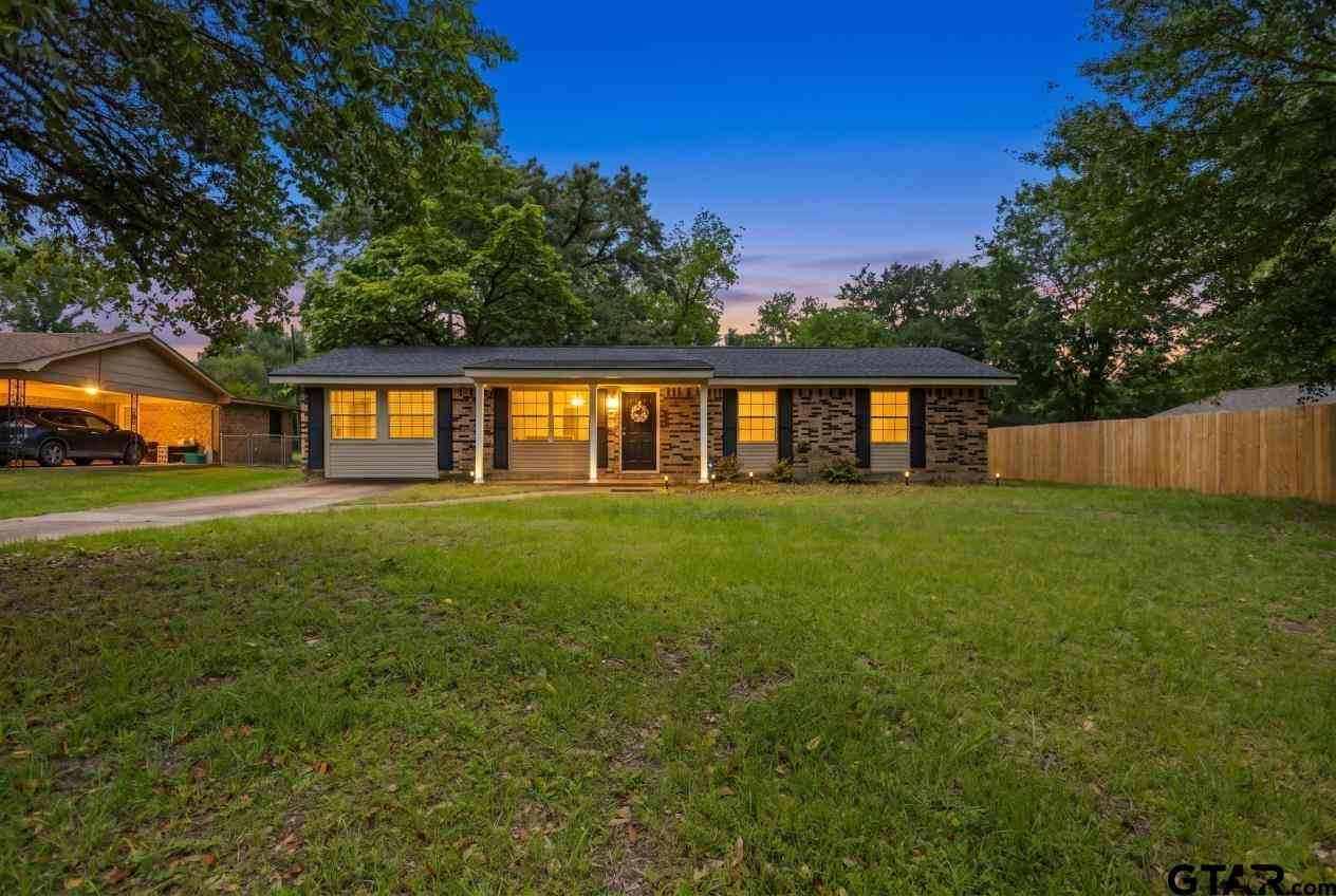 Homes For Sale - 407 York Dr<br/> Lindale, TX 75771
