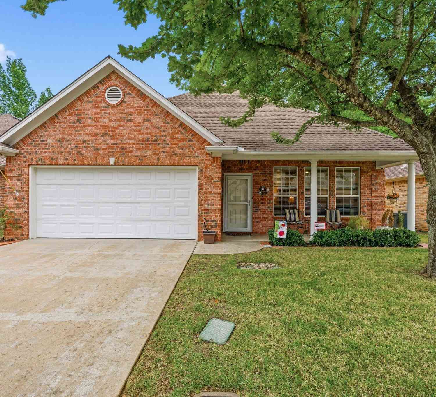 Homes For Sale - 1857 Hollylake Cir<br/> Tyler, TX 75703