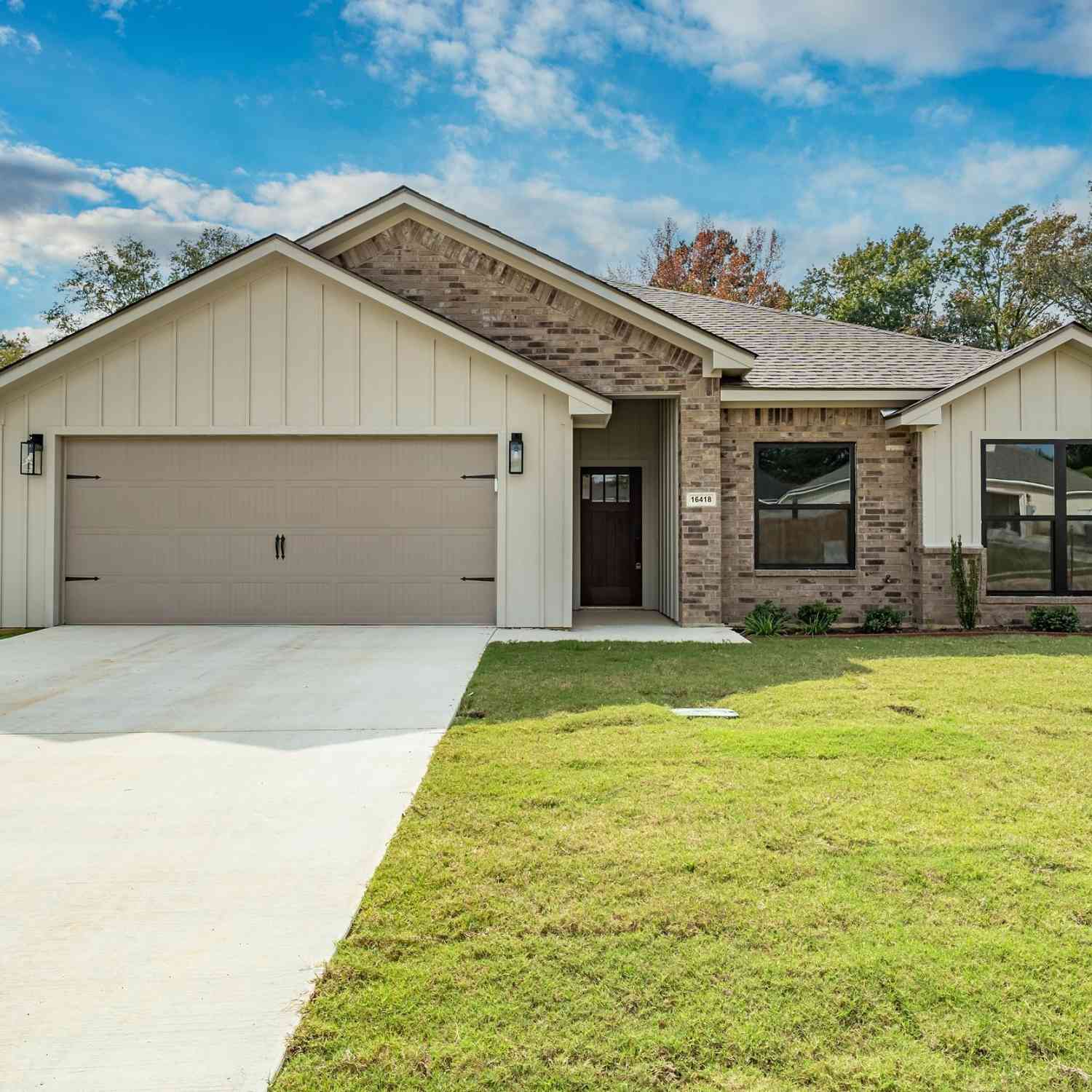 Homes For Sale - 16418 Crossing Circle<br/> Lindale, TX 75771
