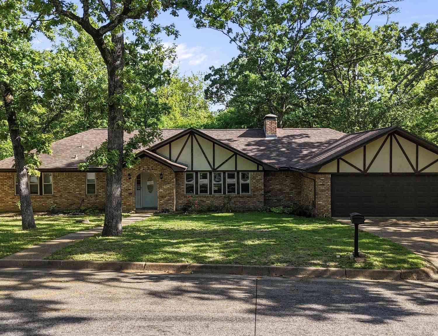 Homes For Sale - 2225 Heather Ln.<br/> Tyler, TX 75703