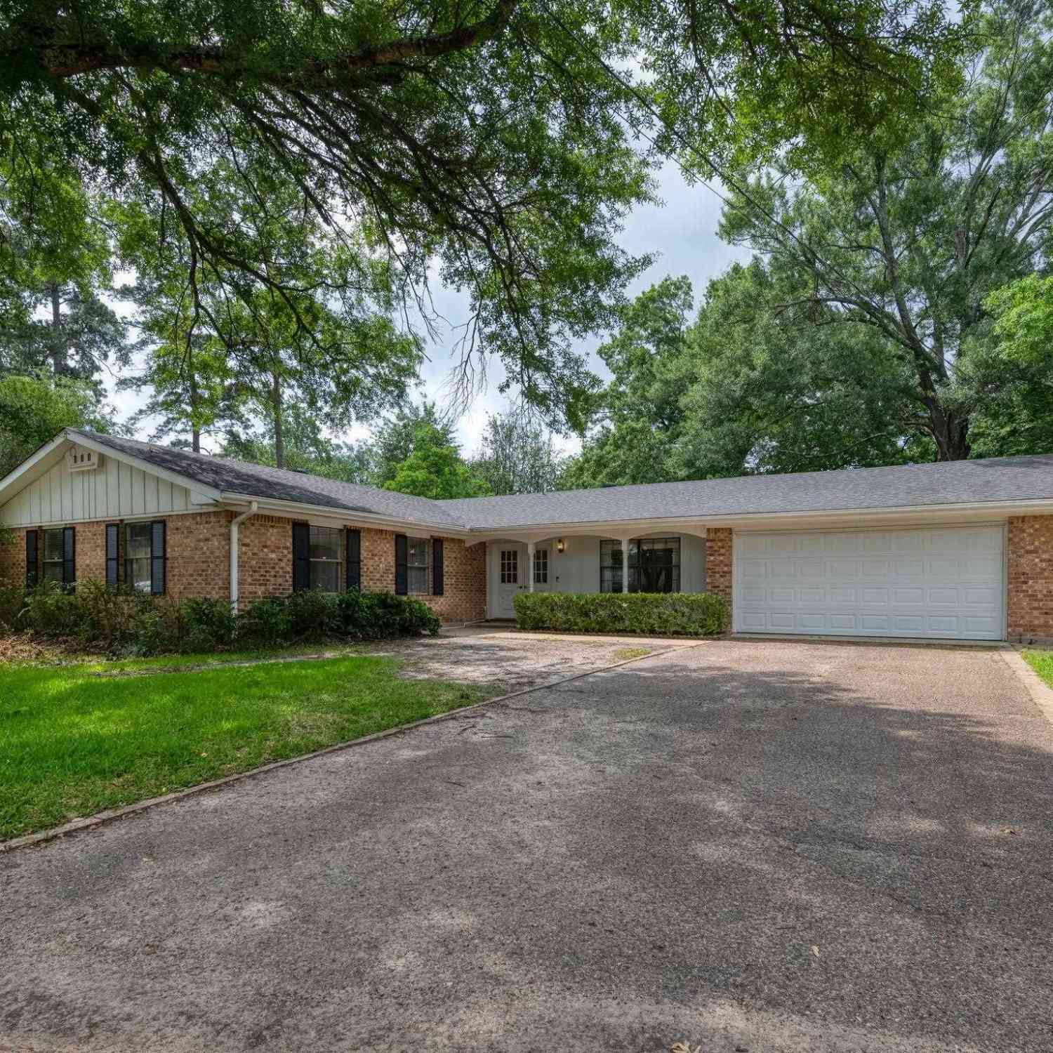 Homes For Sale - 2513 Merry Lane<br/> Tyler, TX 75701