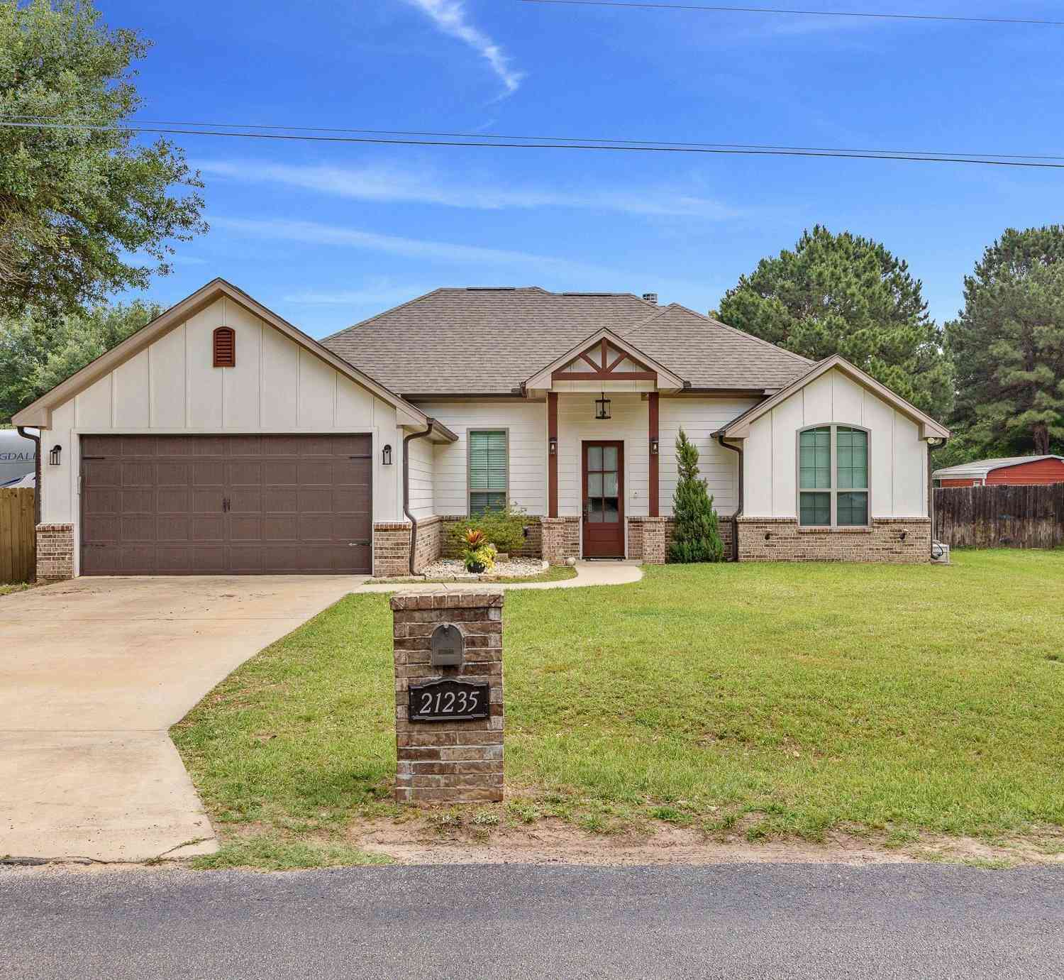 Homes For Sale - 21235 Dogwood Dr<br/> Flint, TX 75762