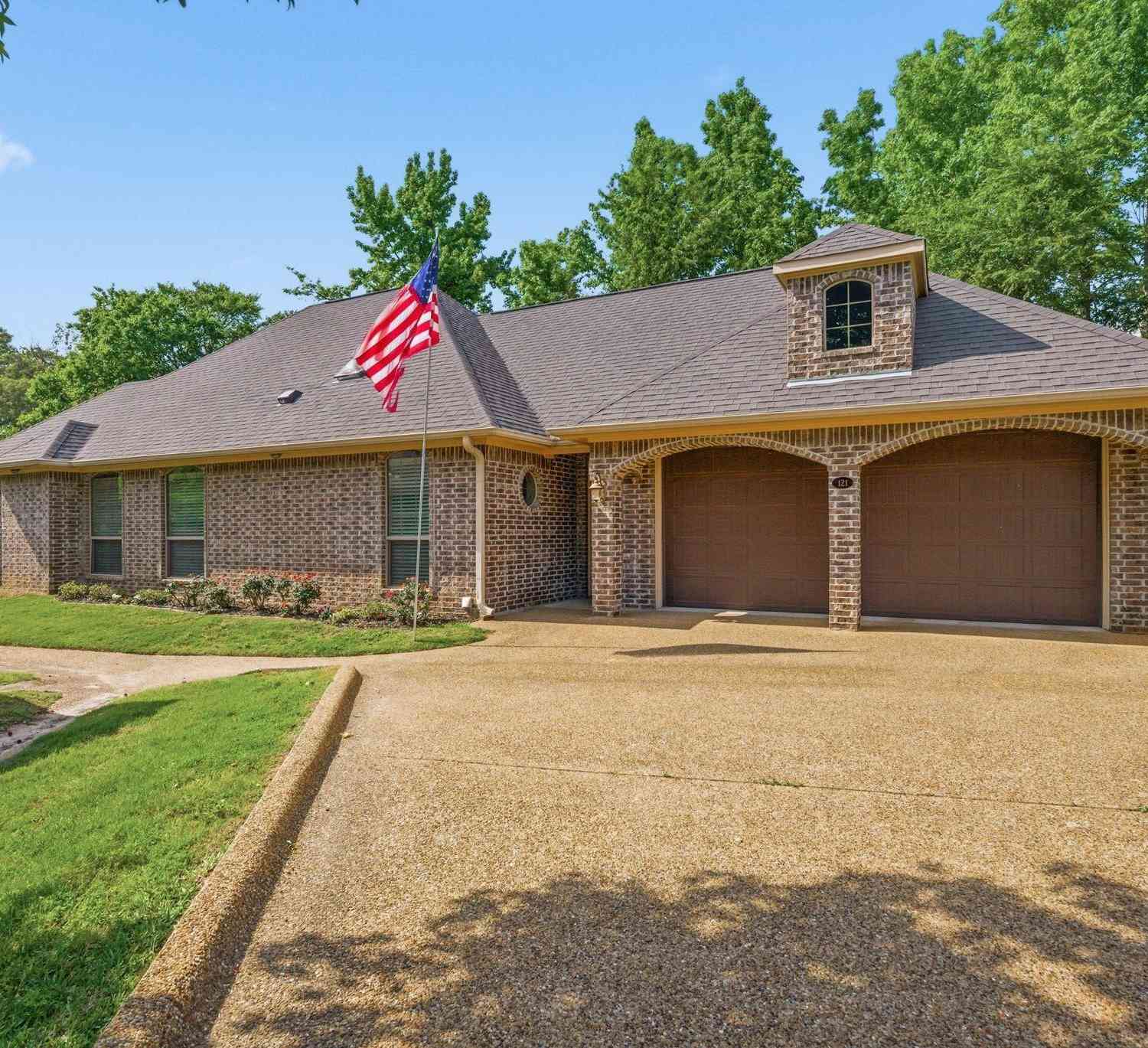 Homes For Sale - 121 Timber Creek Ct<br/> Lindale, TX 75771