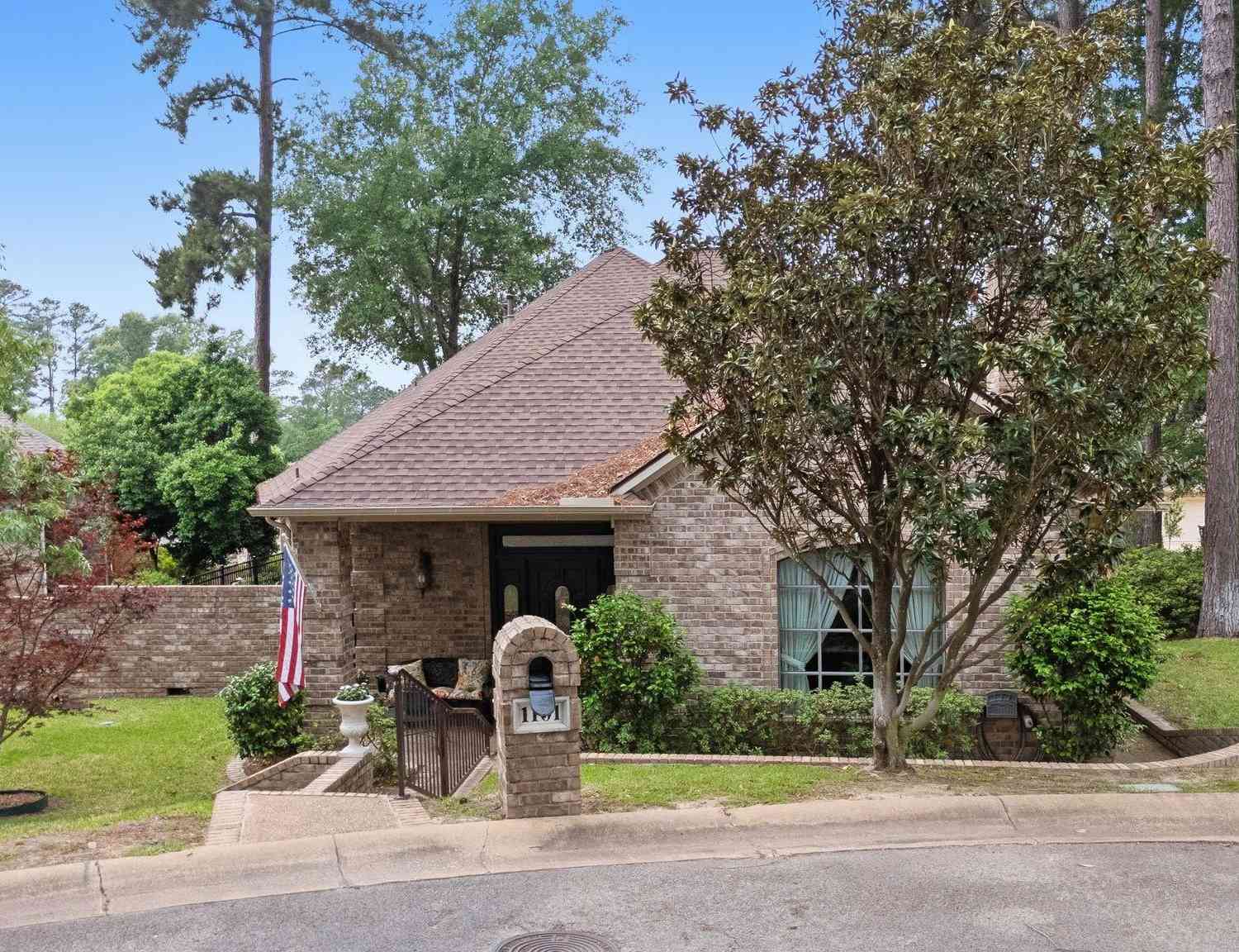 Homes For Sale - 1101 Garden Park Cir<br/> Tyler, TX 75703