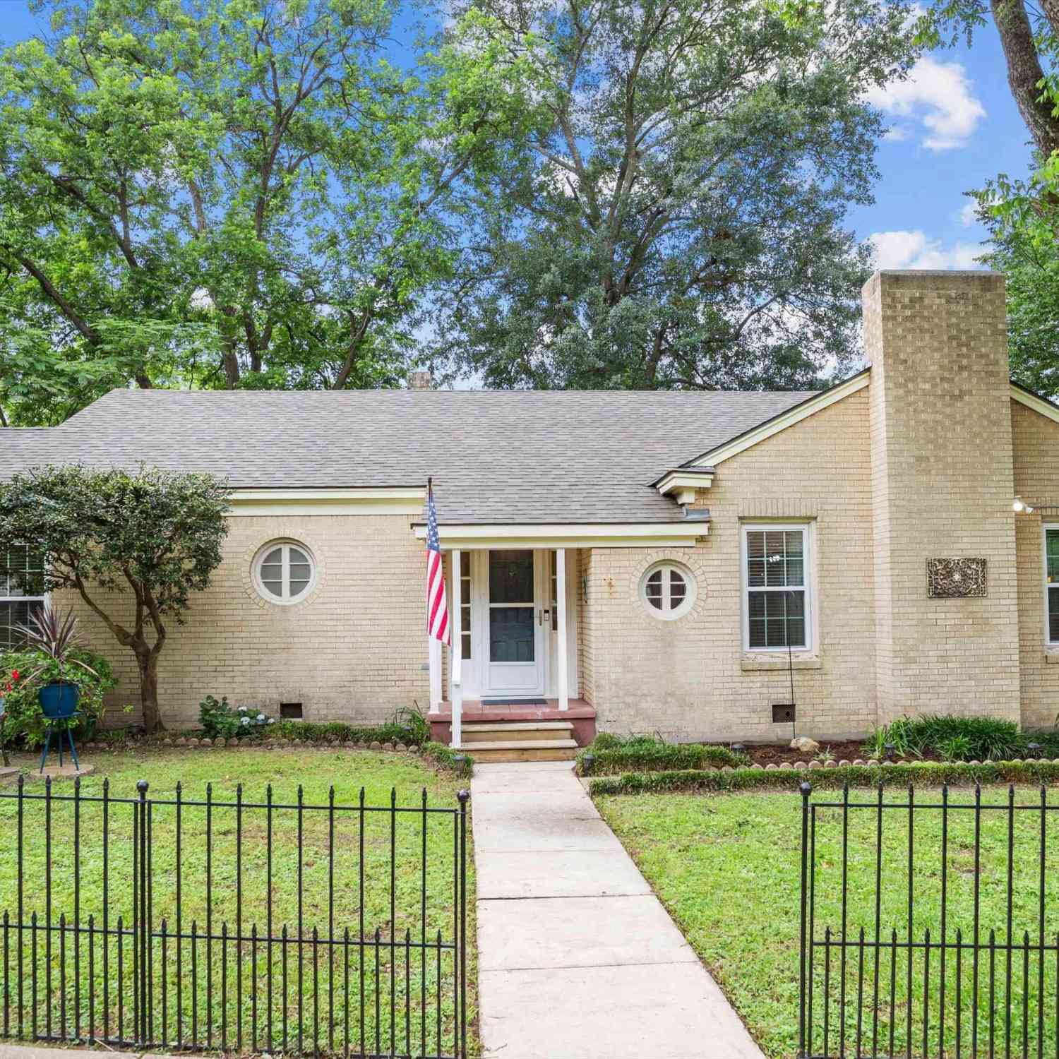 Homes For Sale - 419 E Bell Avenue<br/> Crockett, TX 75835