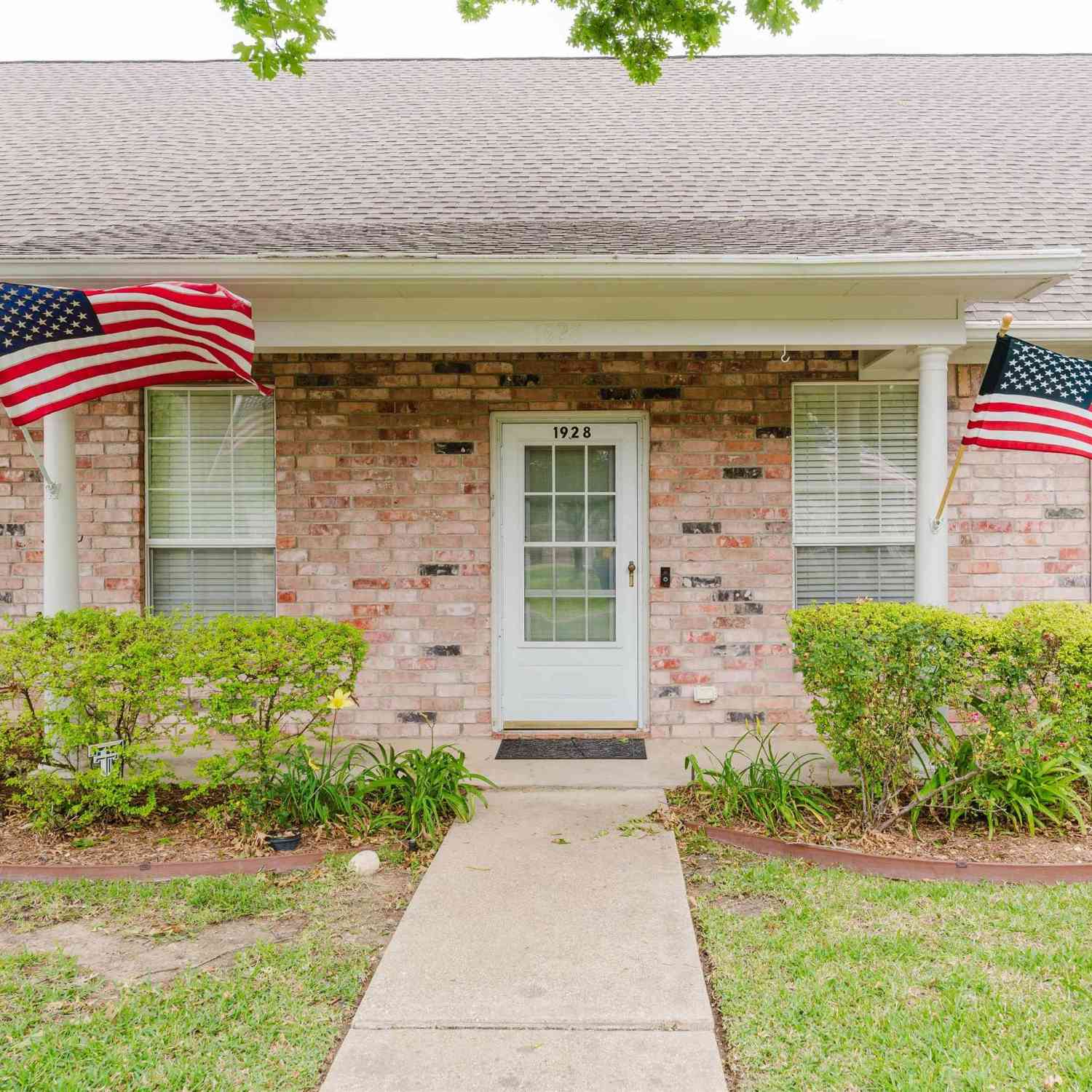 Townhouse For Sale - 1928 Hollylake Cir<br/> Tyler, TX 75703