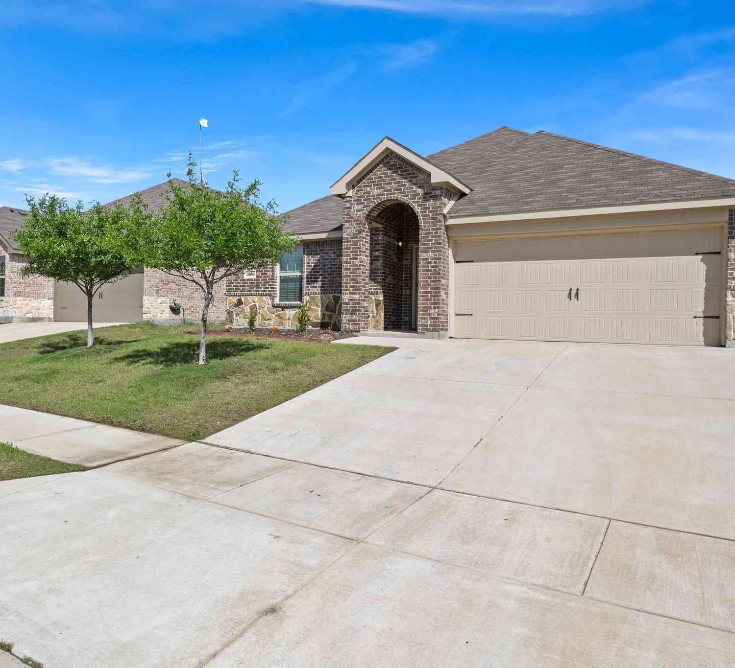 Homes For Sale - 1206 Grand View Drive<br/> Ellis County, Ennis, TX 75119