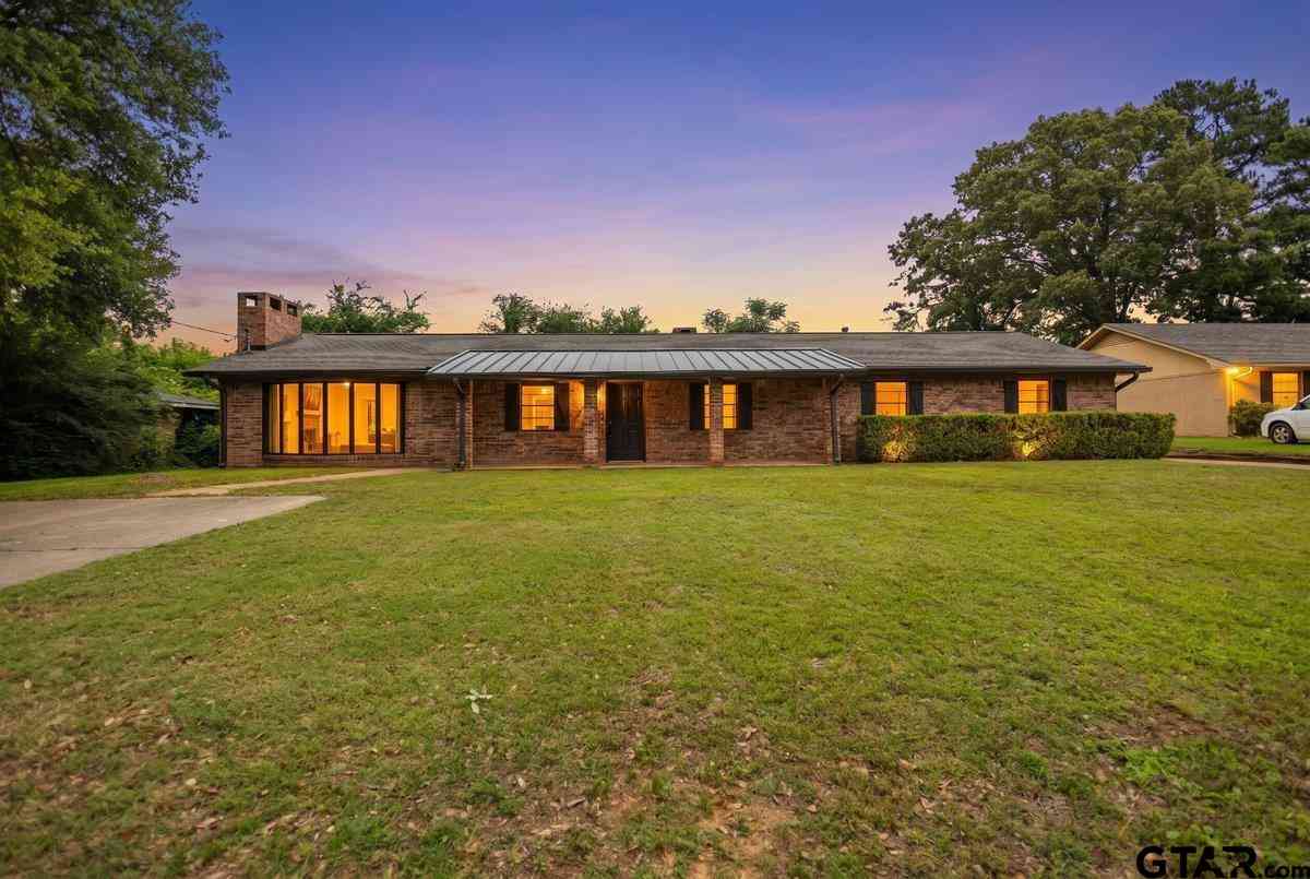 Homes For Sale - 3007 Royal Dr.<br/> Kilgore, TX 75662