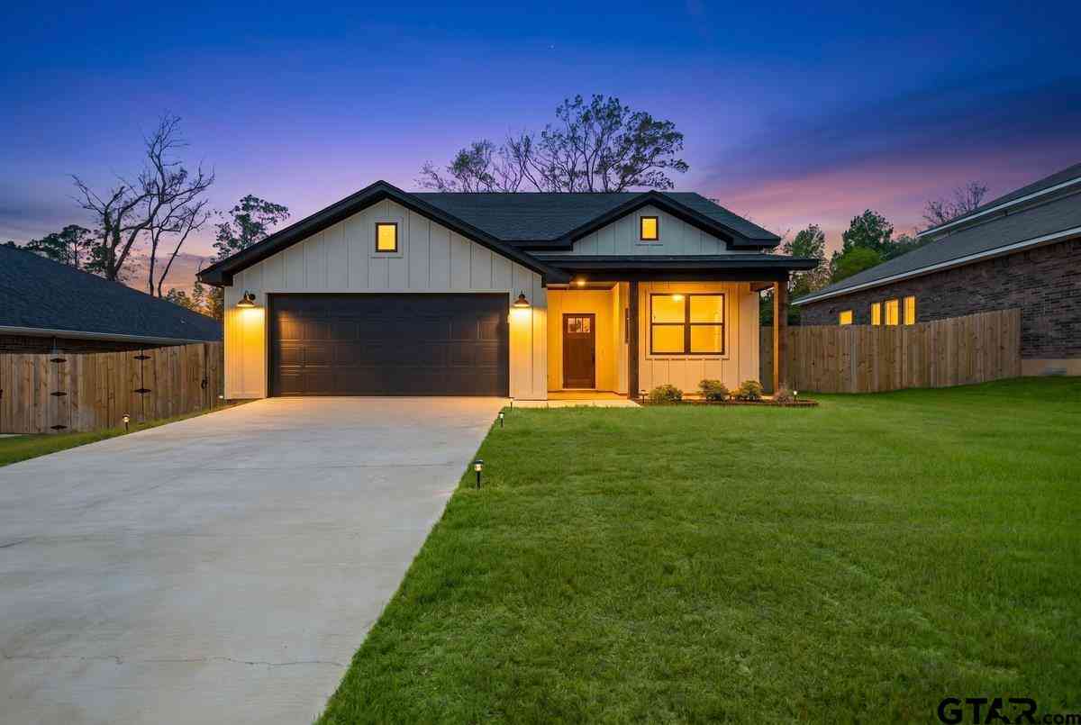 Homes For Sale - 16326 Crossing Circle<br/> Lindale, TX 75771