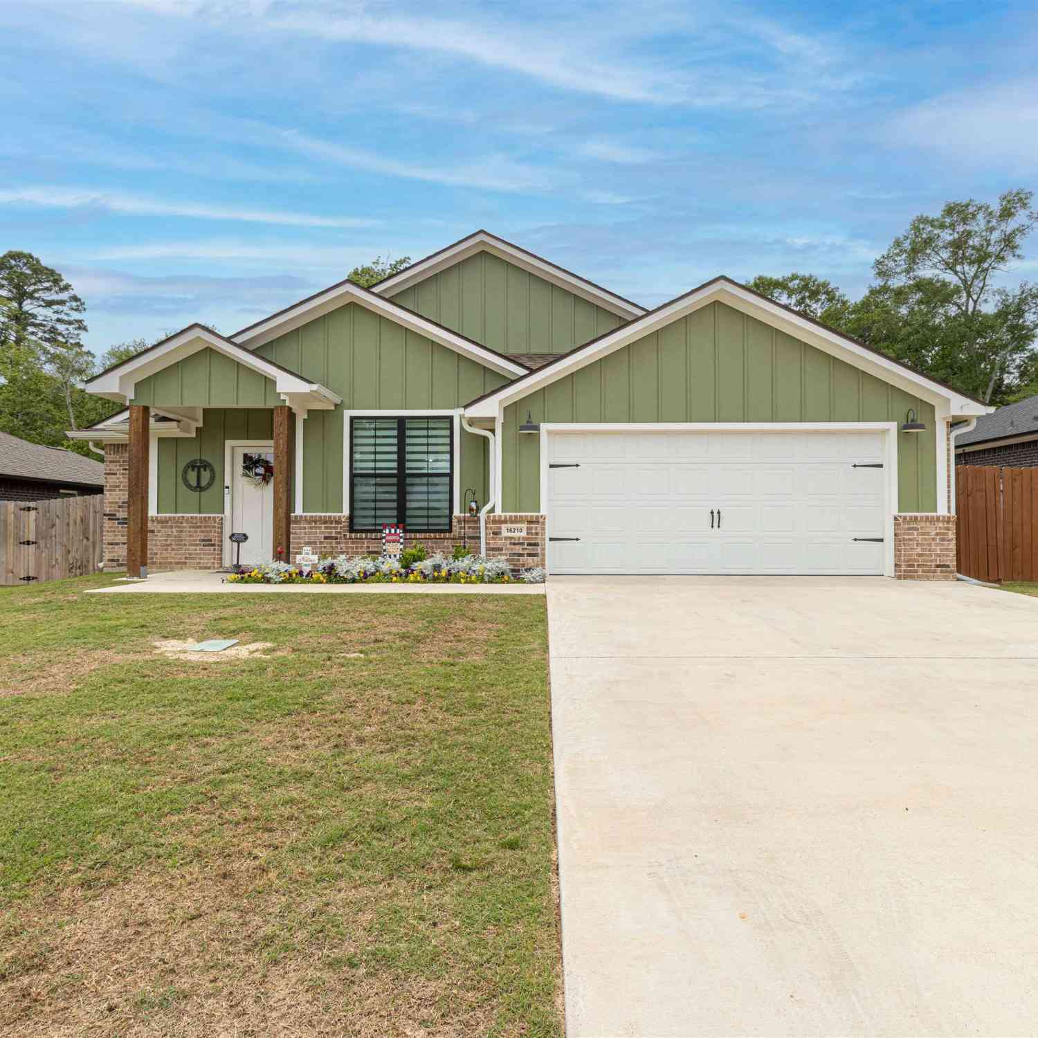 Homes For Sale - 16210 Crossing Circle<br/> Lindale, TX 75771