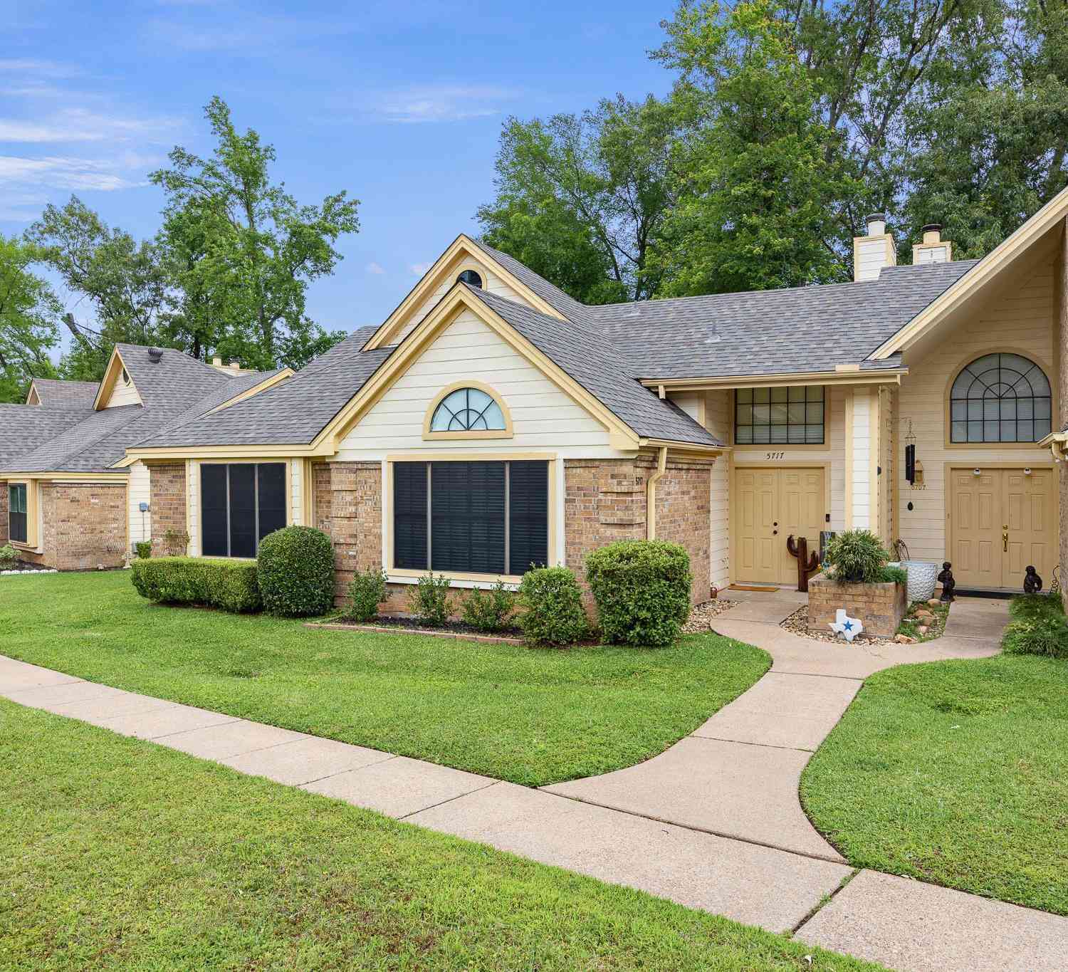 Townhouse For Sale - 5717 Eaglewood Cir<br/> Tyler, TX 75703