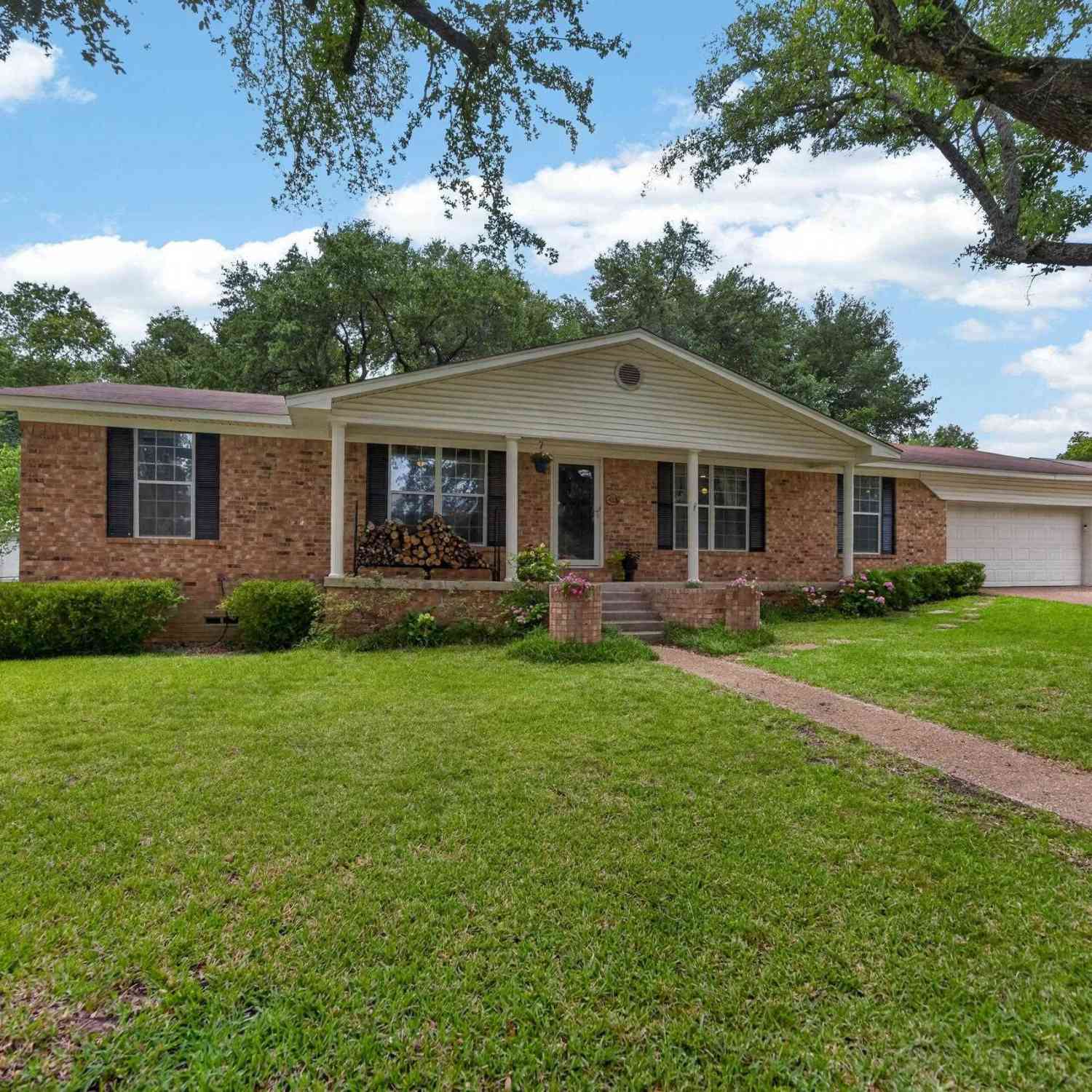 Homes For Sale - 413 Asbury<br/> Jacksonville, TX 75766