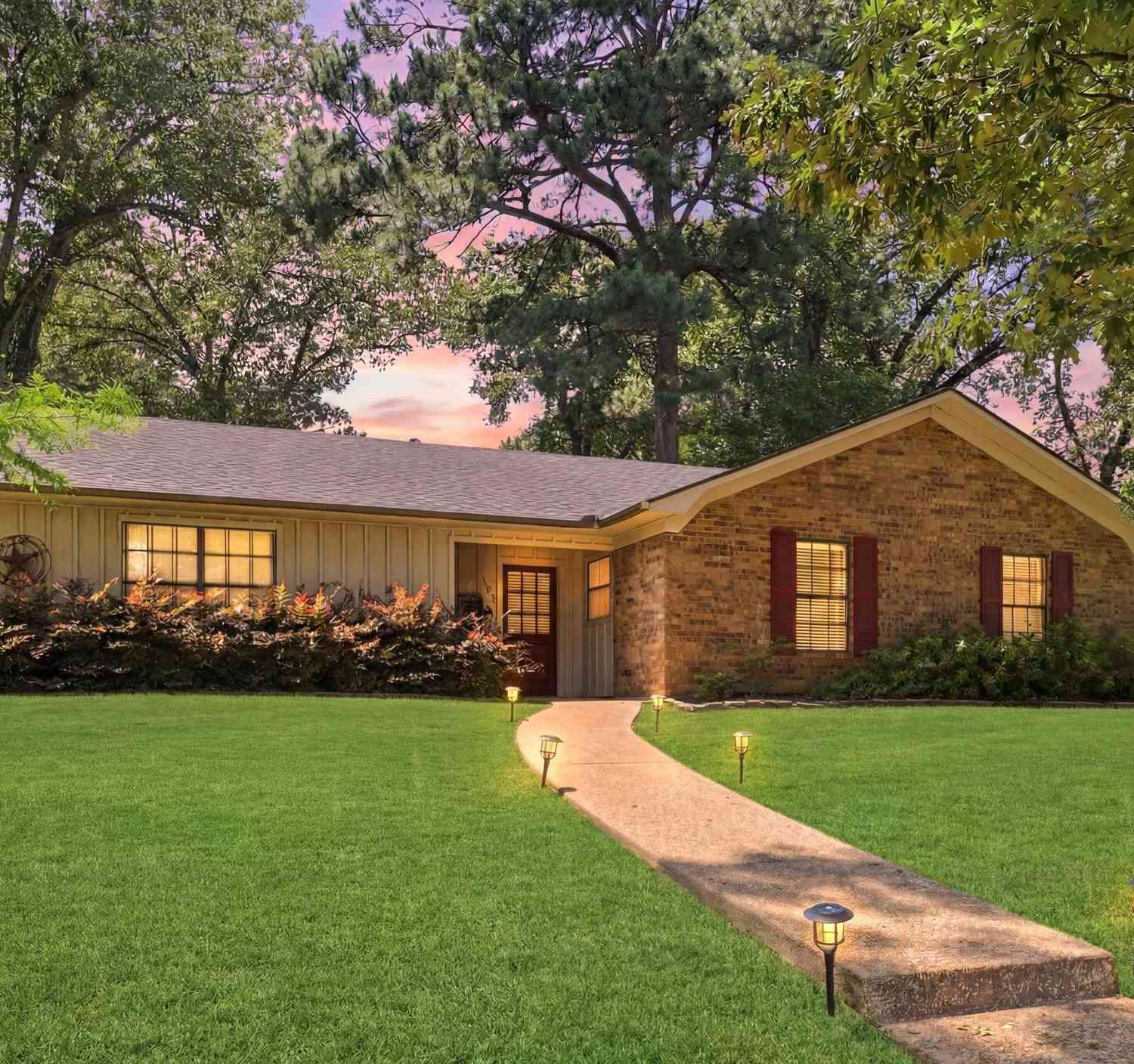 Homes For Sale - 3505 Cloverdale Dr<br/> Tyler, TX 75701