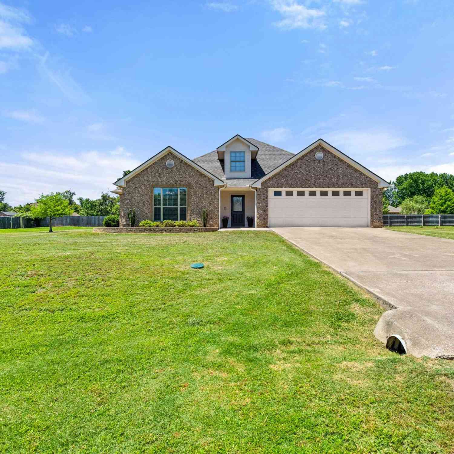 Homes For Sale - 13575 Country Vw<br/> Tyler, TX 75706