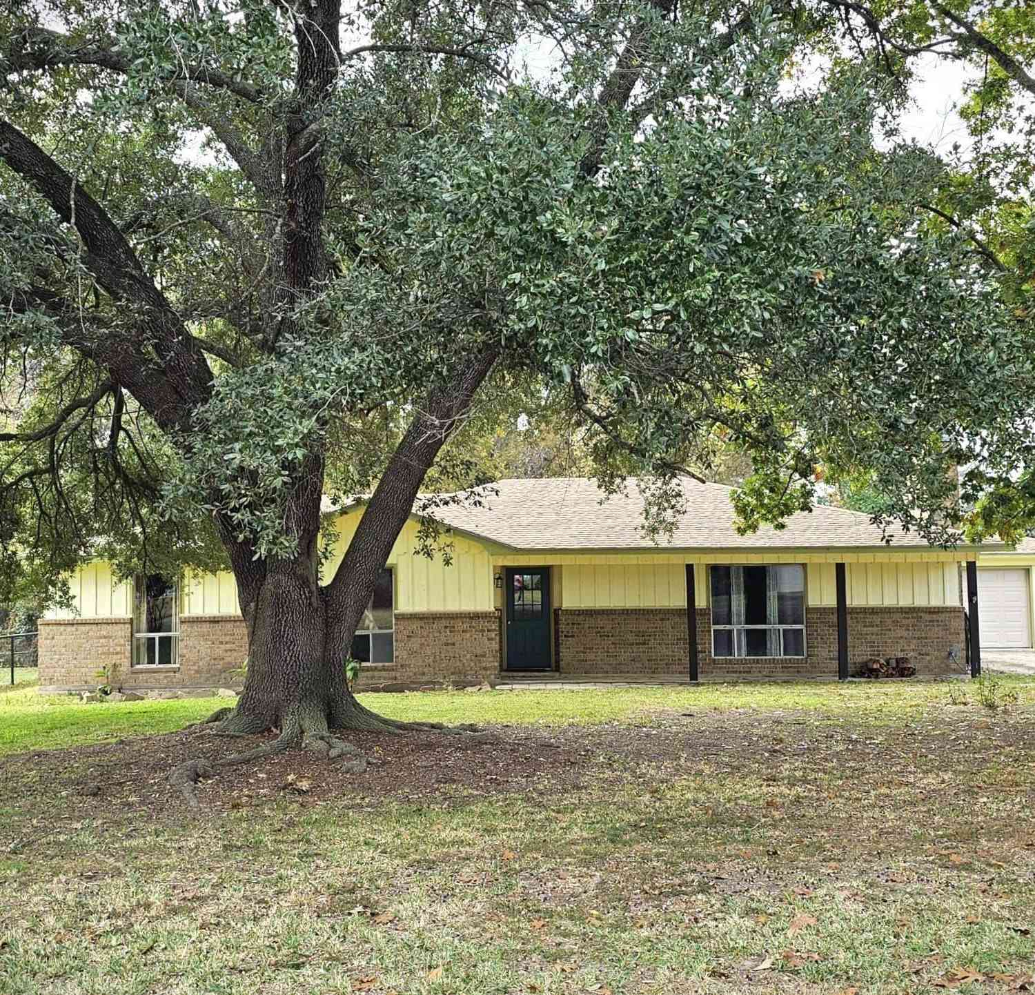 Homes For Sale - 5779 N Cape Dr<br/> Chandler, TX 75758