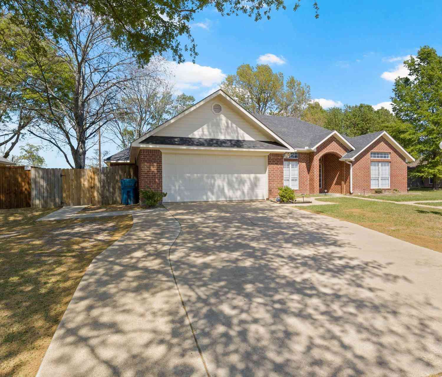 Homes For Sale - 114 Diane<br/> Mount Pleasant, TX 75455
