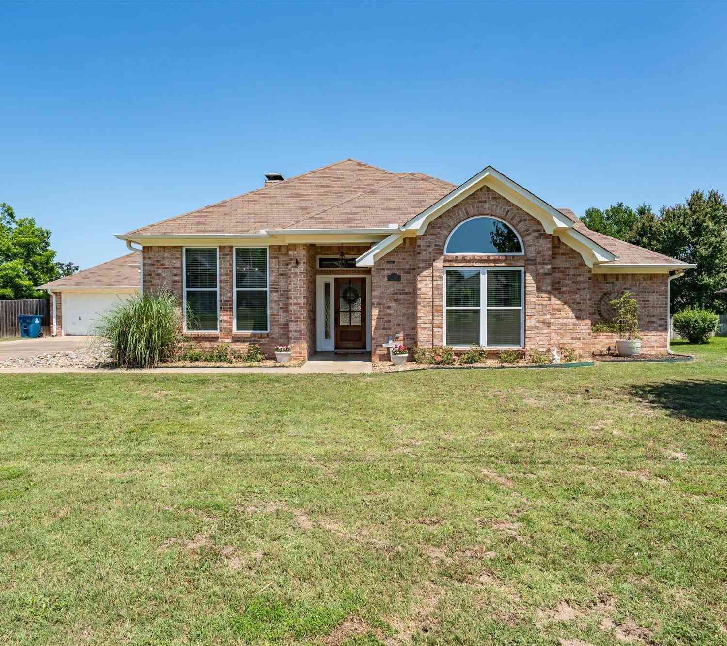 Homes For Sale - 726 Crestview Street<br/> Chandler, TX 75758