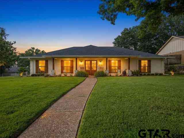 Homes For Sale - 717 Meadow Creek Drive<br/> Tyler, TX 75703