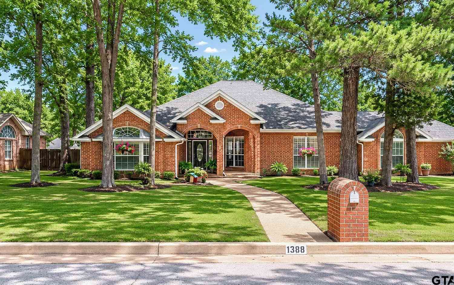 Homes For Sale - 1388 Santa Fe Trail<br/> Tyler, TX 75703