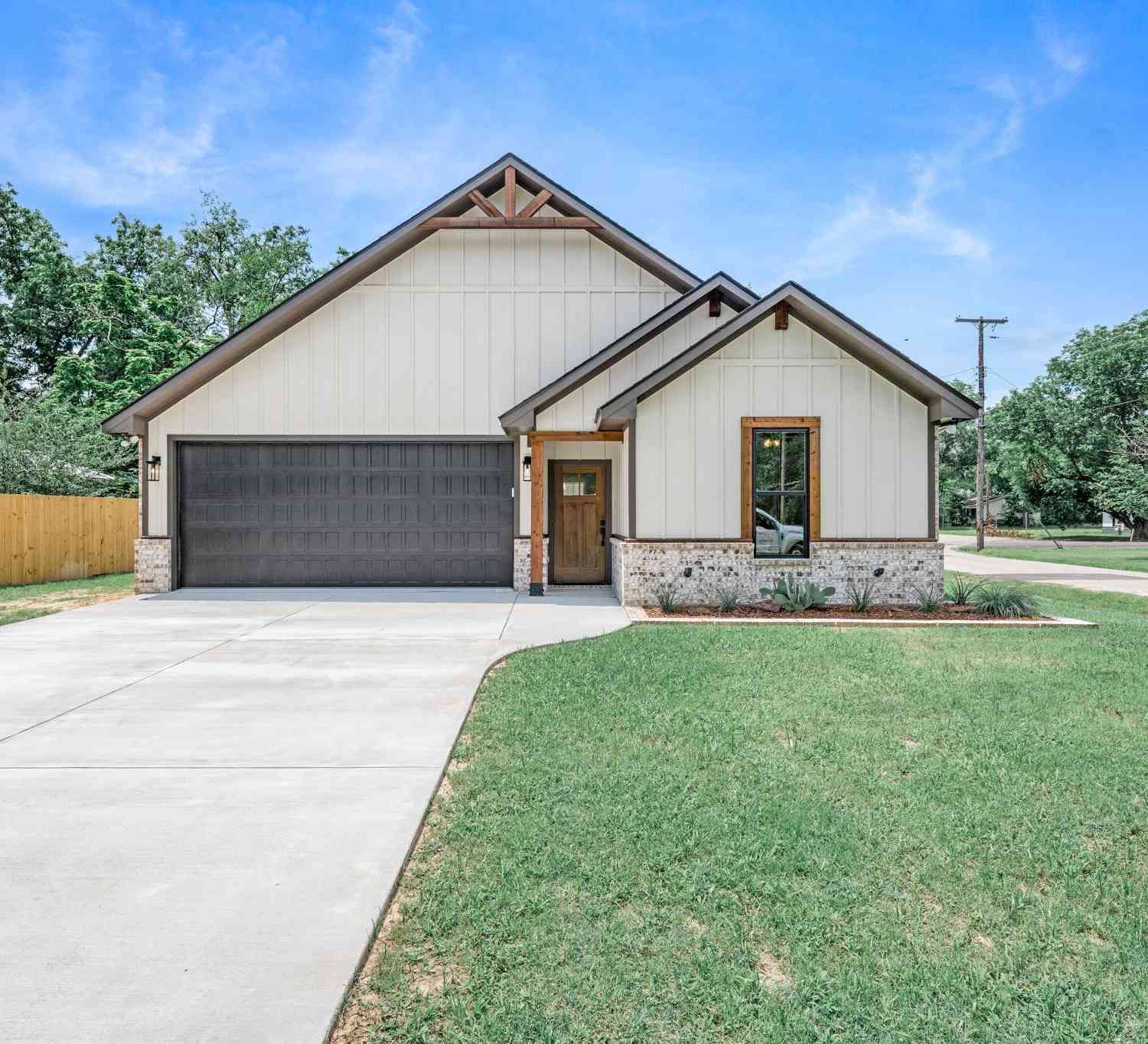 Homes For Sale - 213 Turman St.<br/> Mineola, TX 75773