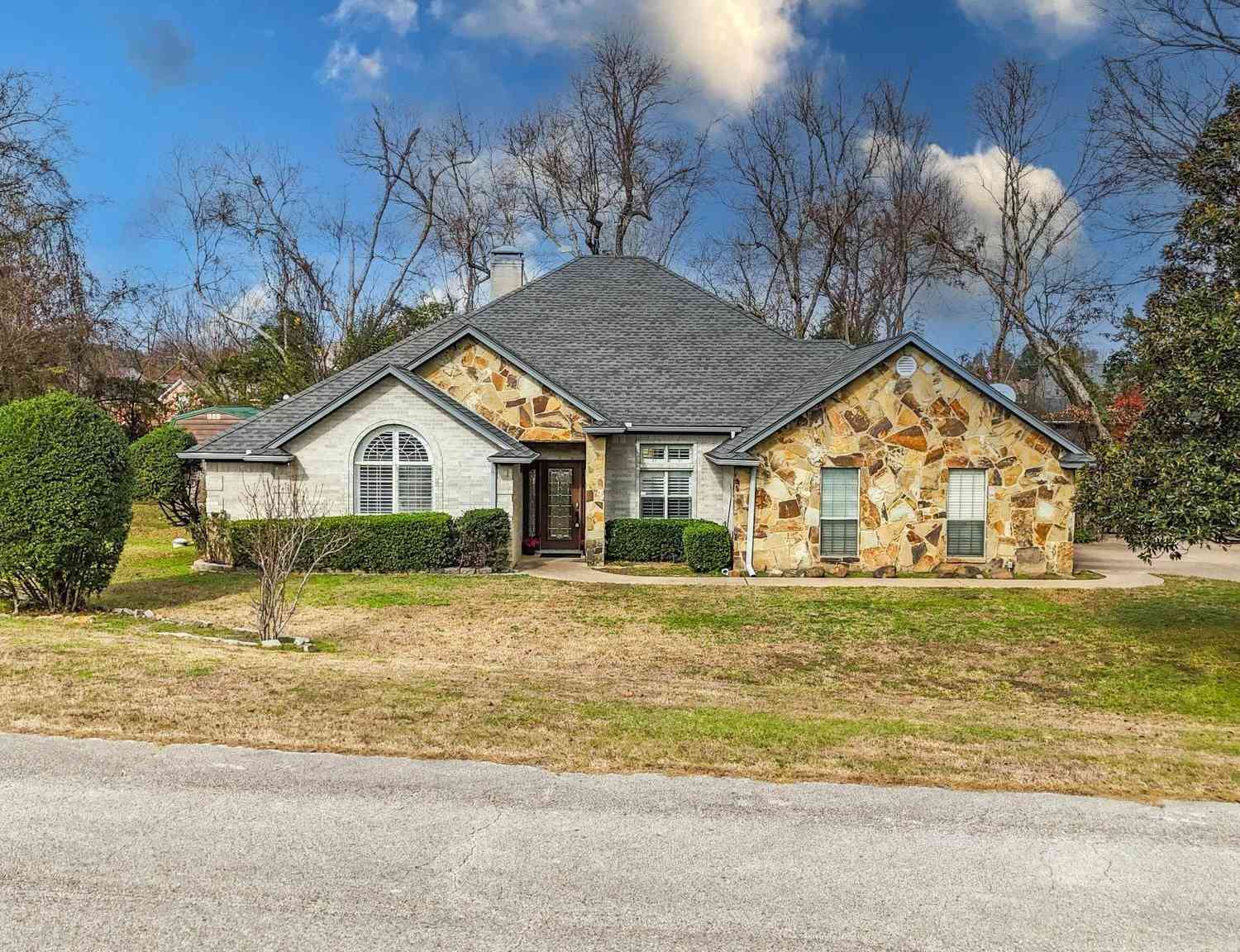Homes For Sale - 15360 Wagon Wheel Drive<br/> Chandler, TX 75758