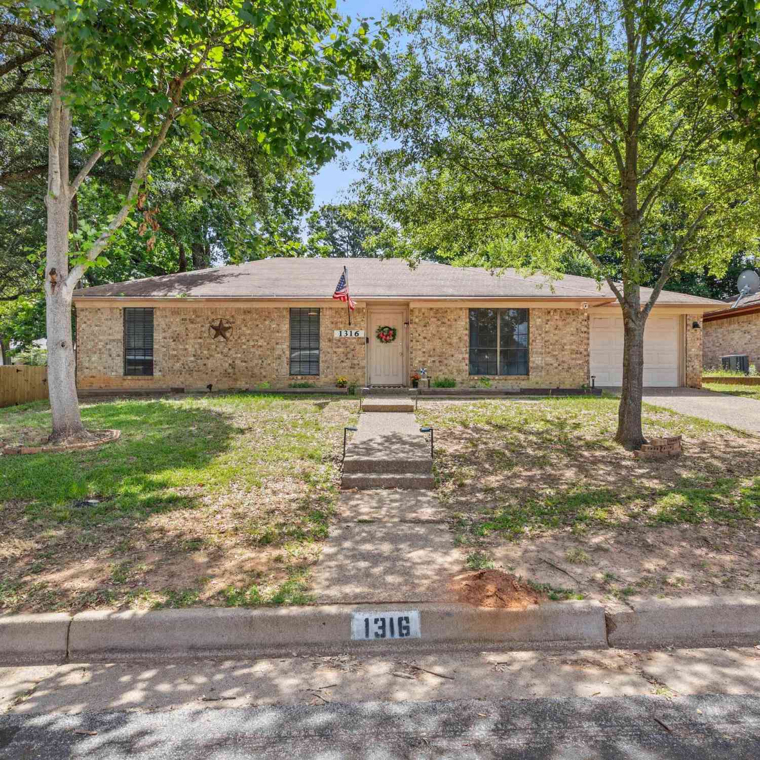 Homes For Sale - 1316 Ridgeview Drive<br/> Tyler, TX 75701