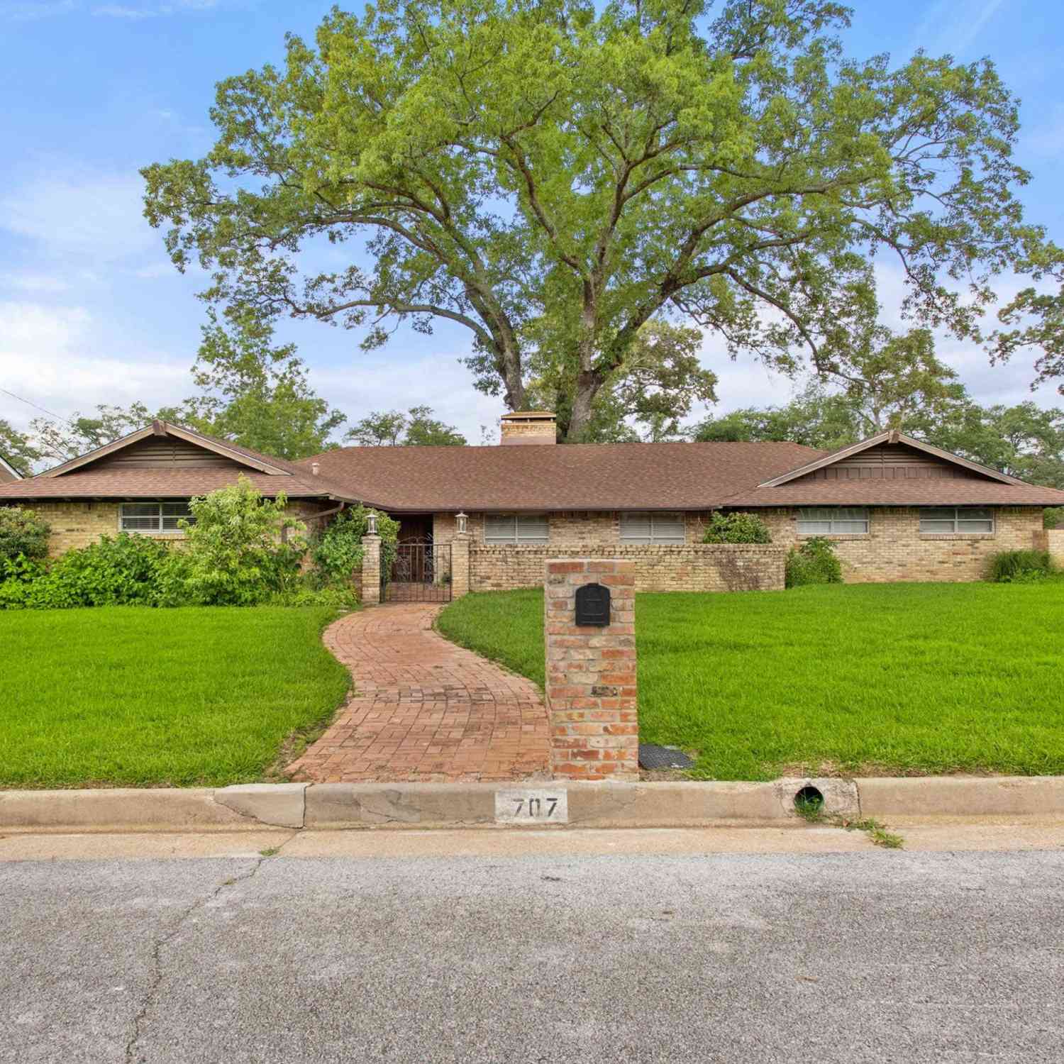 Homes For Sale - 707 Barclay<br/> Tyler, TX 75703