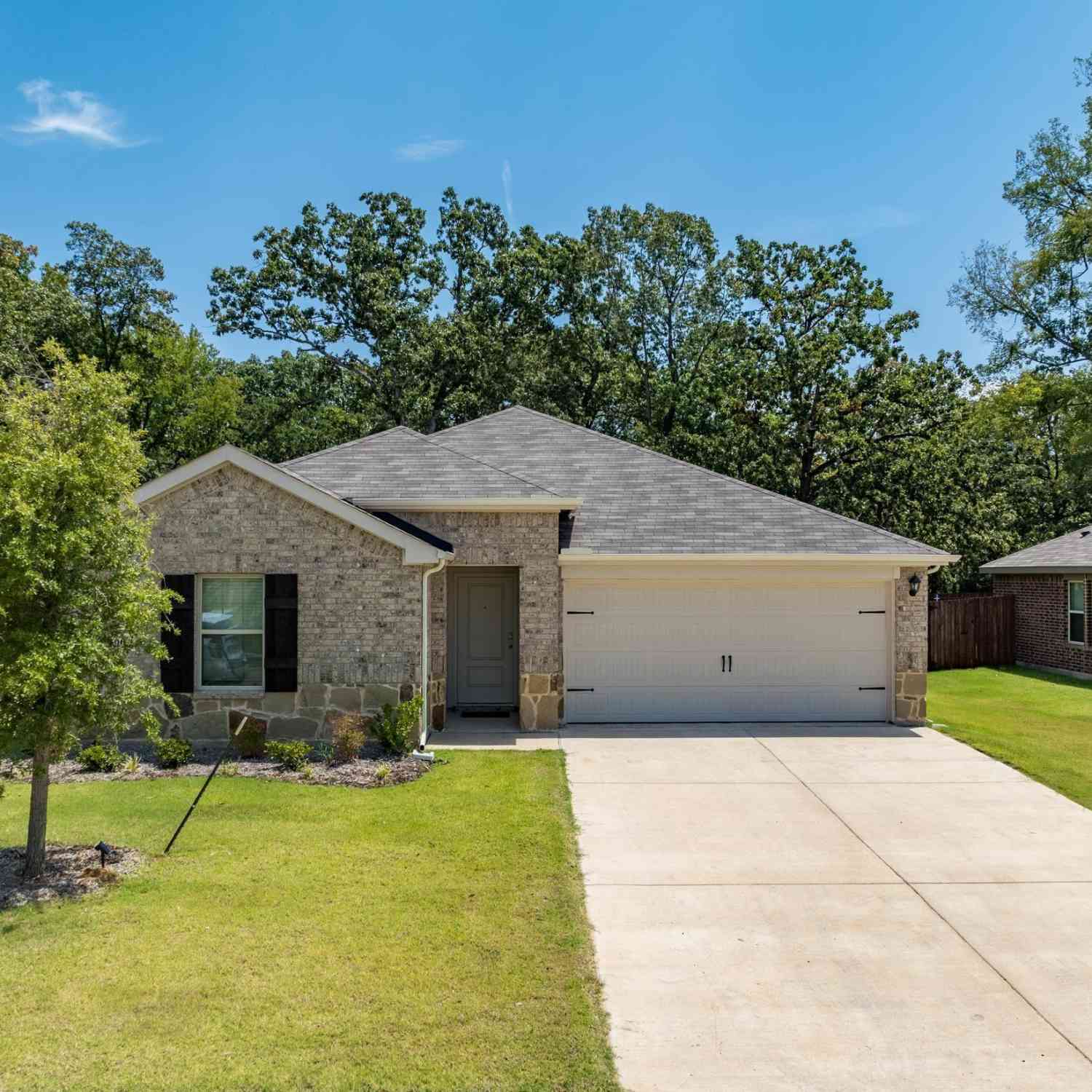 Homes For Sale - 1008 N River Oaks Lane<br/> Chandler, TX 75758