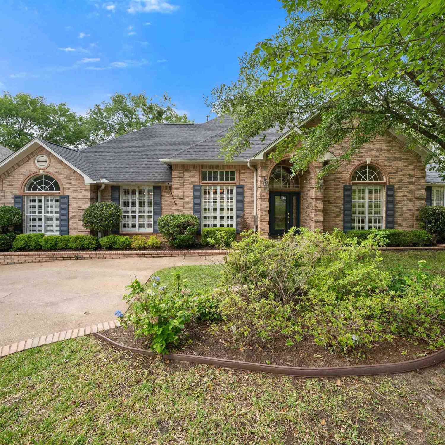 Homes For Sale - 1701 Royal Oak Dr.<br/> Tyler, TX 75703