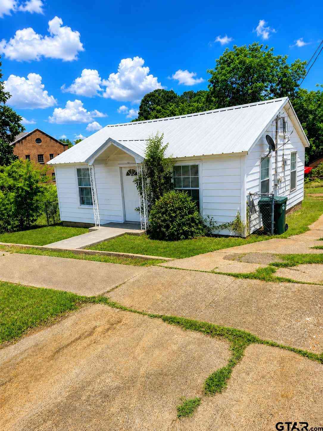 Homes For Sale - 324 S Fleishel Ave<br/> Tyler, TX 75702