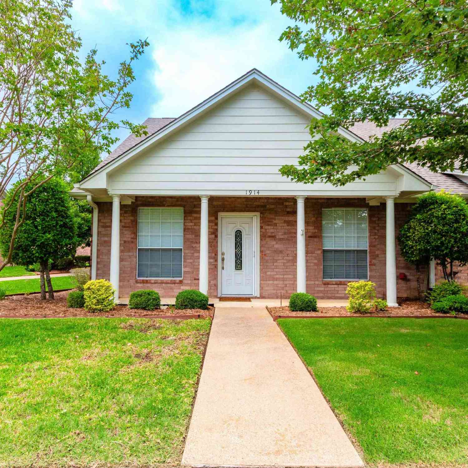 Townhouse For Sale - 1914 Hollylake Cir<br/> Tyler, TX 75703
