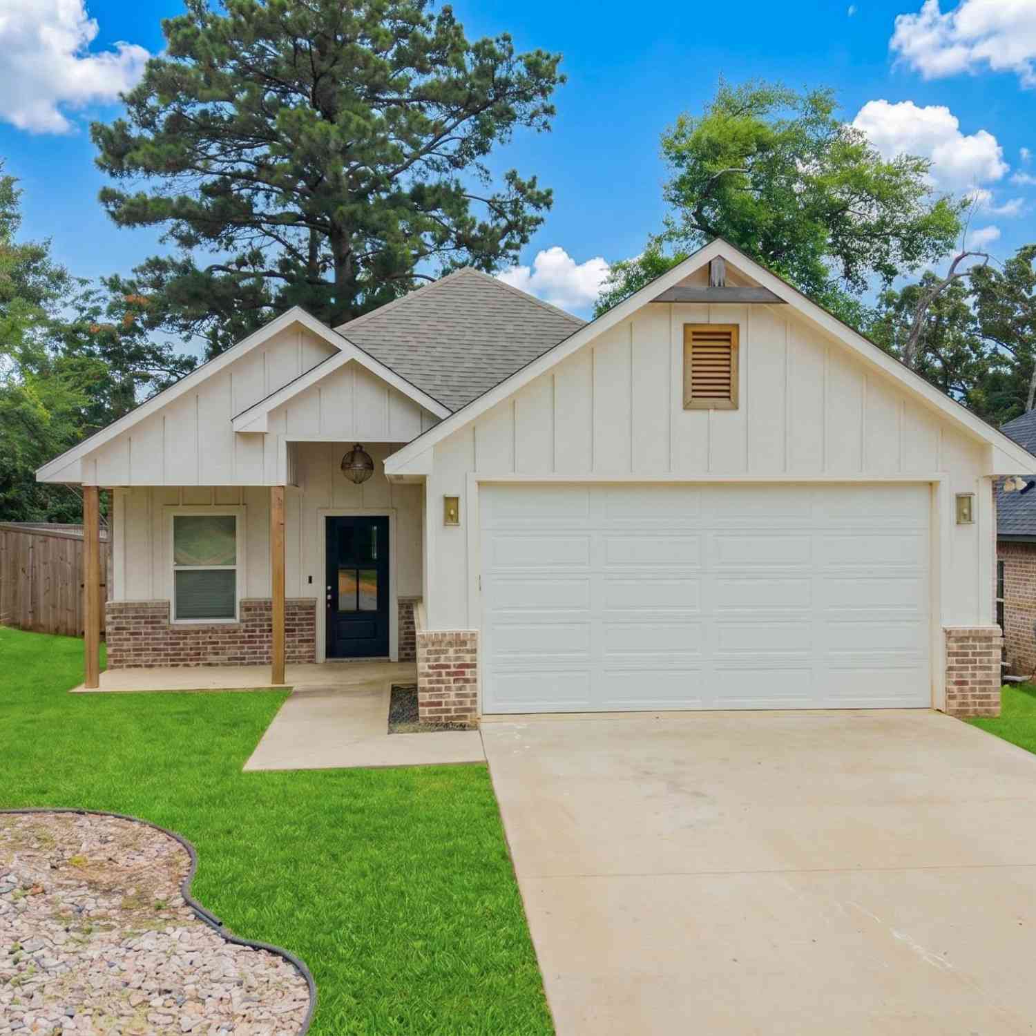 Homes For Sale - 2006 W Oakwood St<br/> Smith County, Tyler, TX 75702
