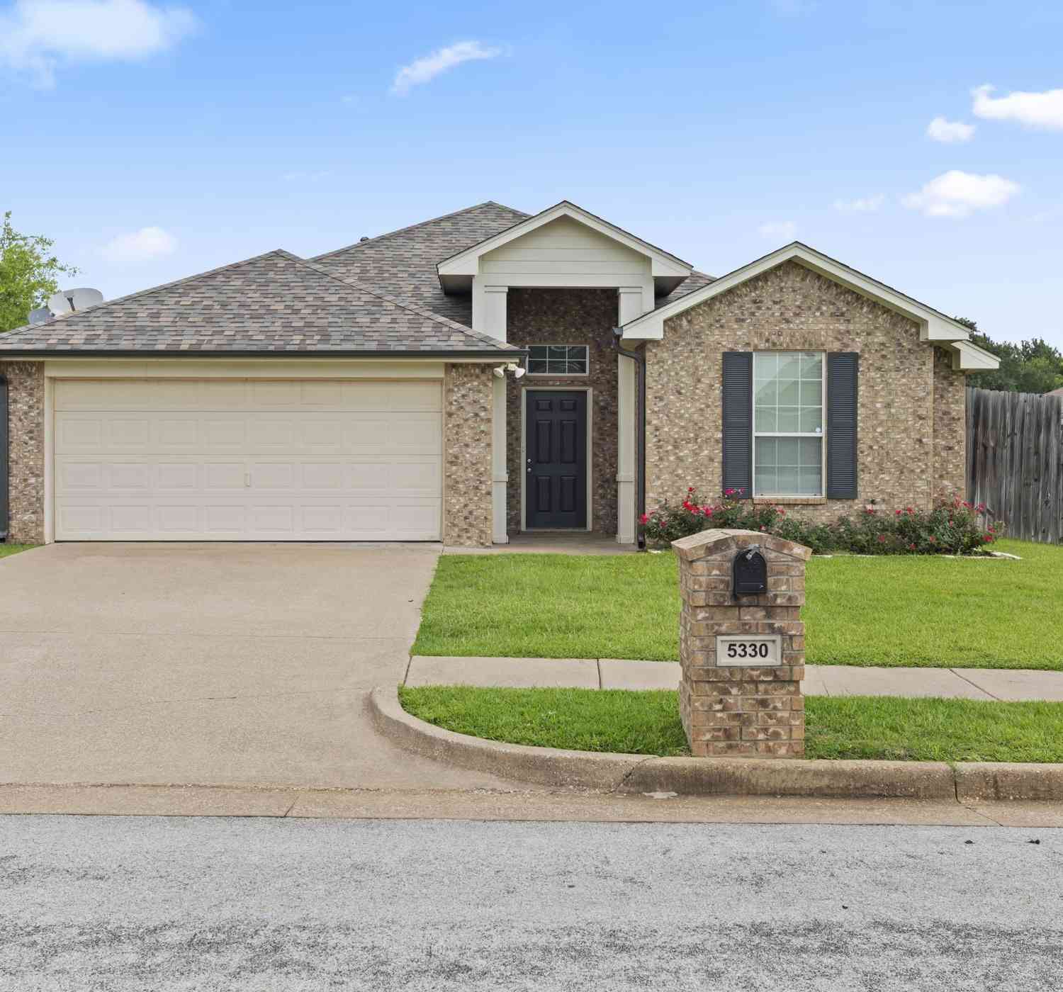 Homes For Sale - 5330 Meadow Ridge Dr<br/> Flint, TX 75762