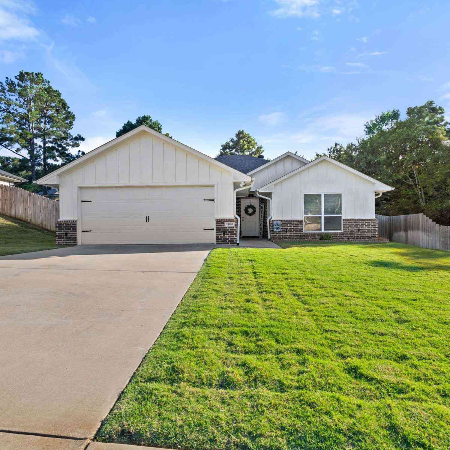 Homes For Sale - 19890 Meadow West Lane<br/> Flint, TX 75762