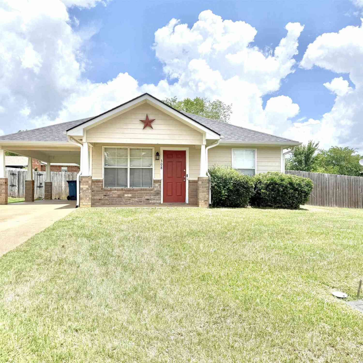 Homes For Sale - 308 Park Ln<br/> Jacksonville, TX 75766