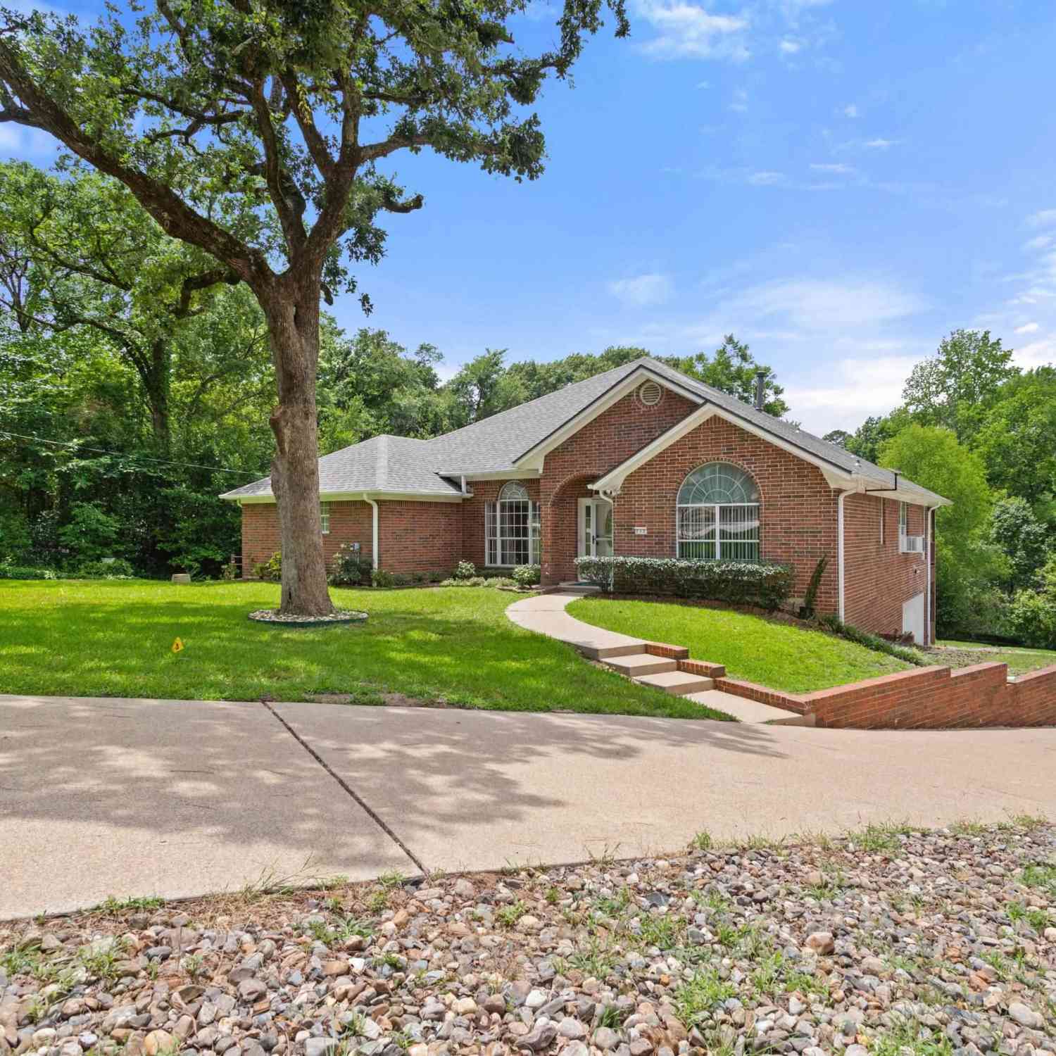 Homes For Sale - 212 E Hideaway Lane<br/> Hideaway, TX 75771