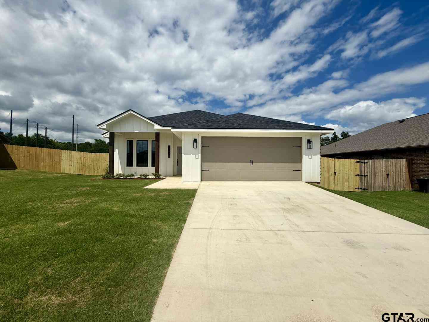 Homes For Sale - 17430 Crossing Circle<br/> Lindale, TX 75771