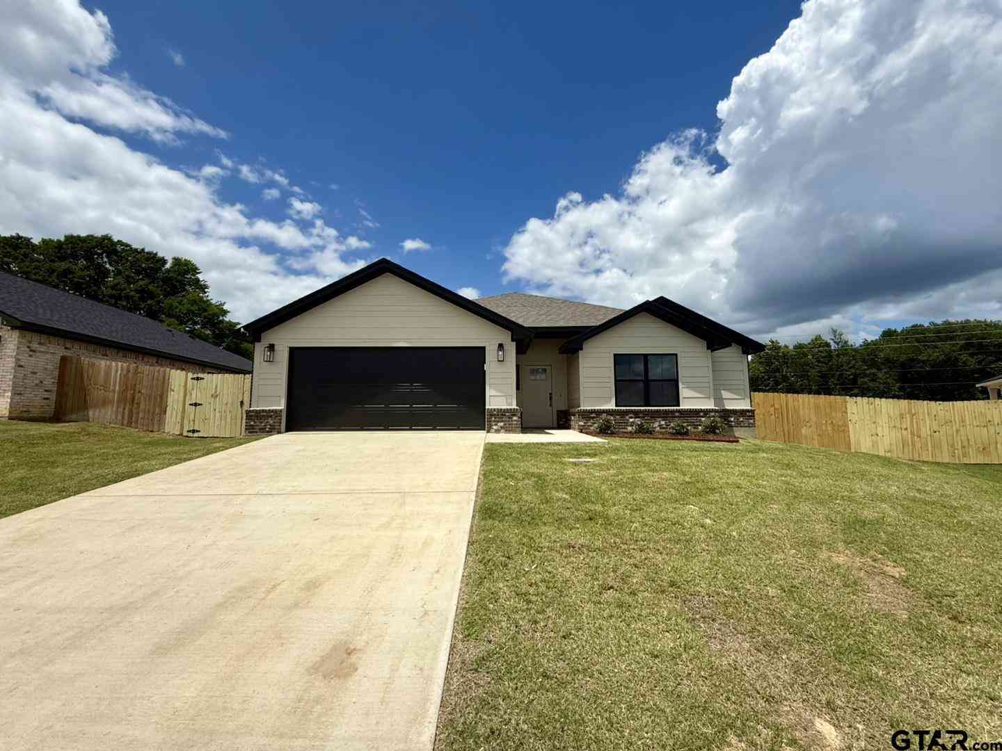 Homes For Sale - 17434 Crossing Circle<br/> Lindale, TX 75771