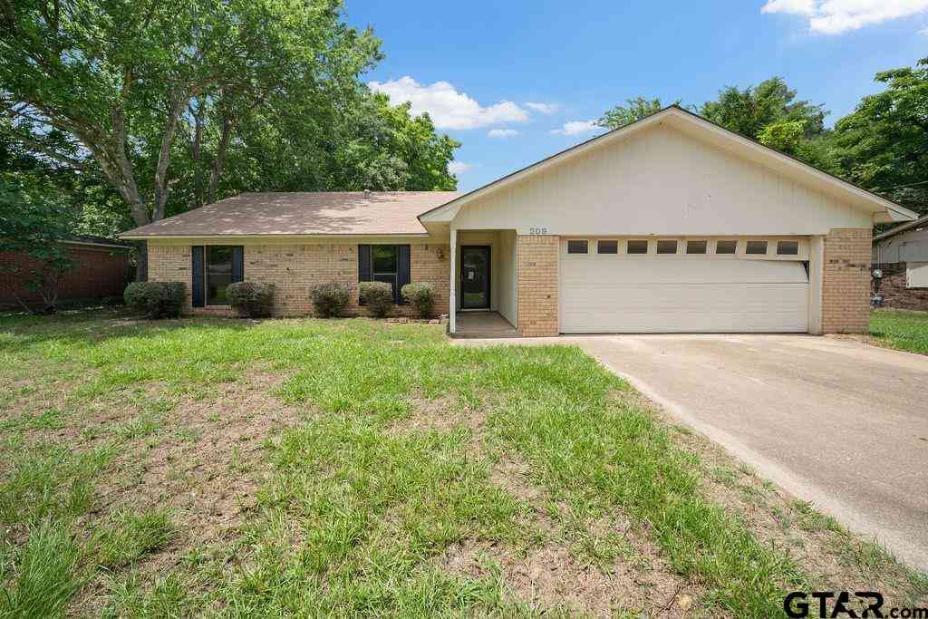 Homes For Sale - 209 Magnolia<br/> Chandler, TX 75758