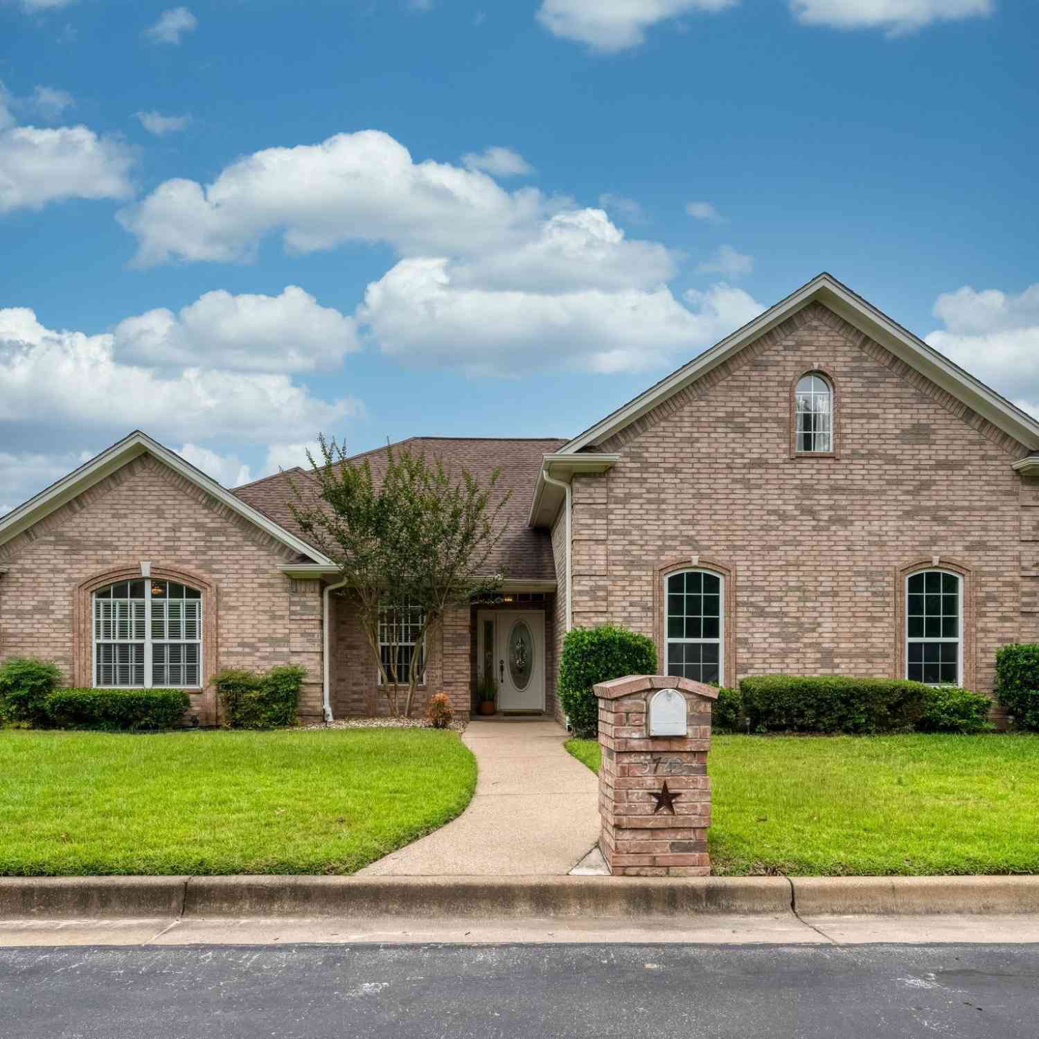 Homes For Sale - 5722 Gloucester Dr.<br/> Smith County, Tyler, TX 75707