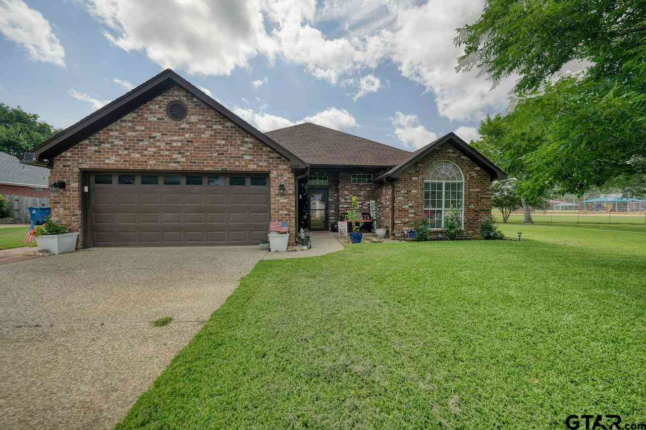 Homes For Sale - 643 Winchester Drive<br/> Henderson County, Chandler, TX 75758